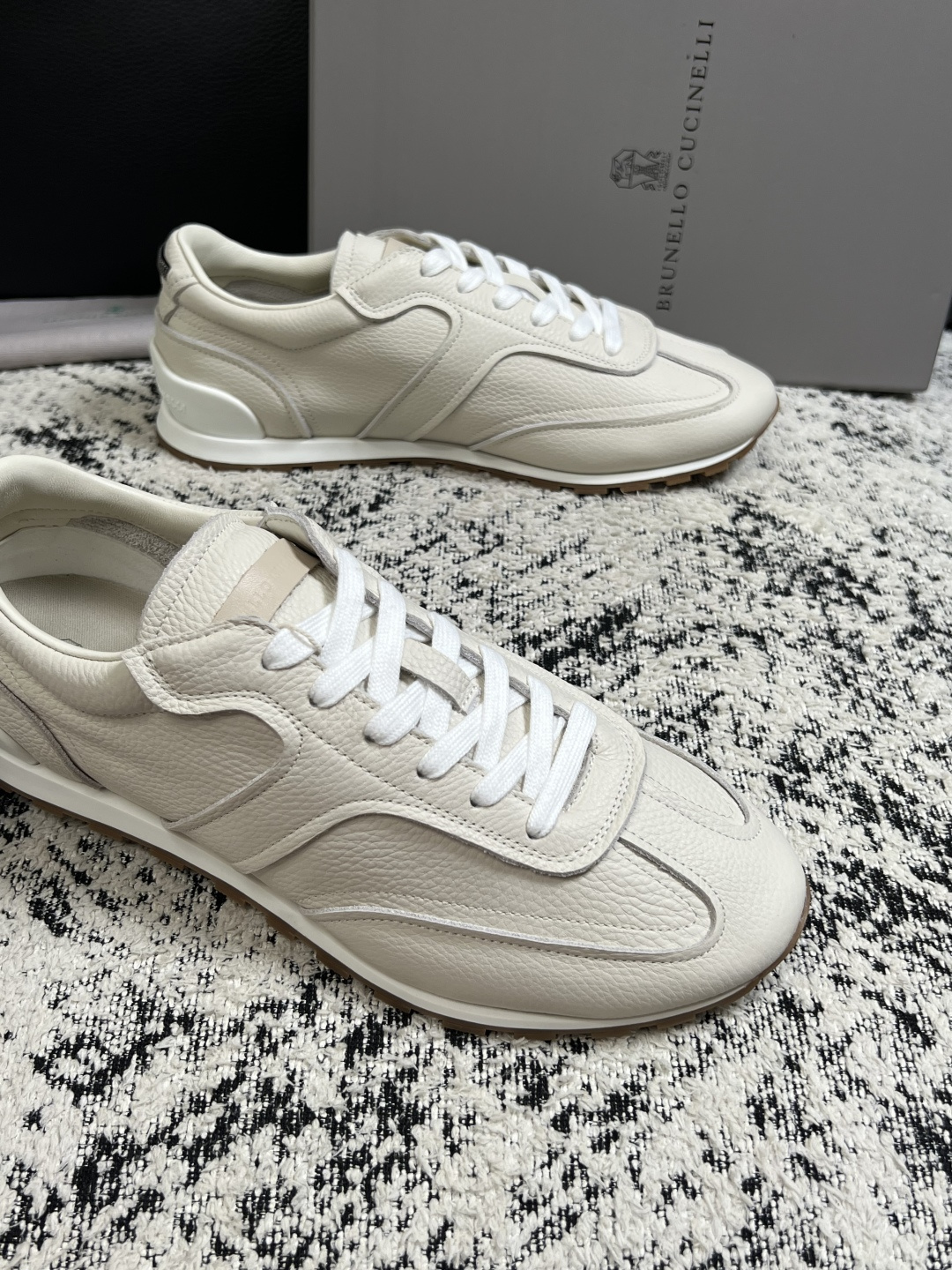 Brunello Cucinelli  高品质 顶级工艺品  BC  专柜同步原厂配置，意大利进口牛皮面料牛内里垫，高品