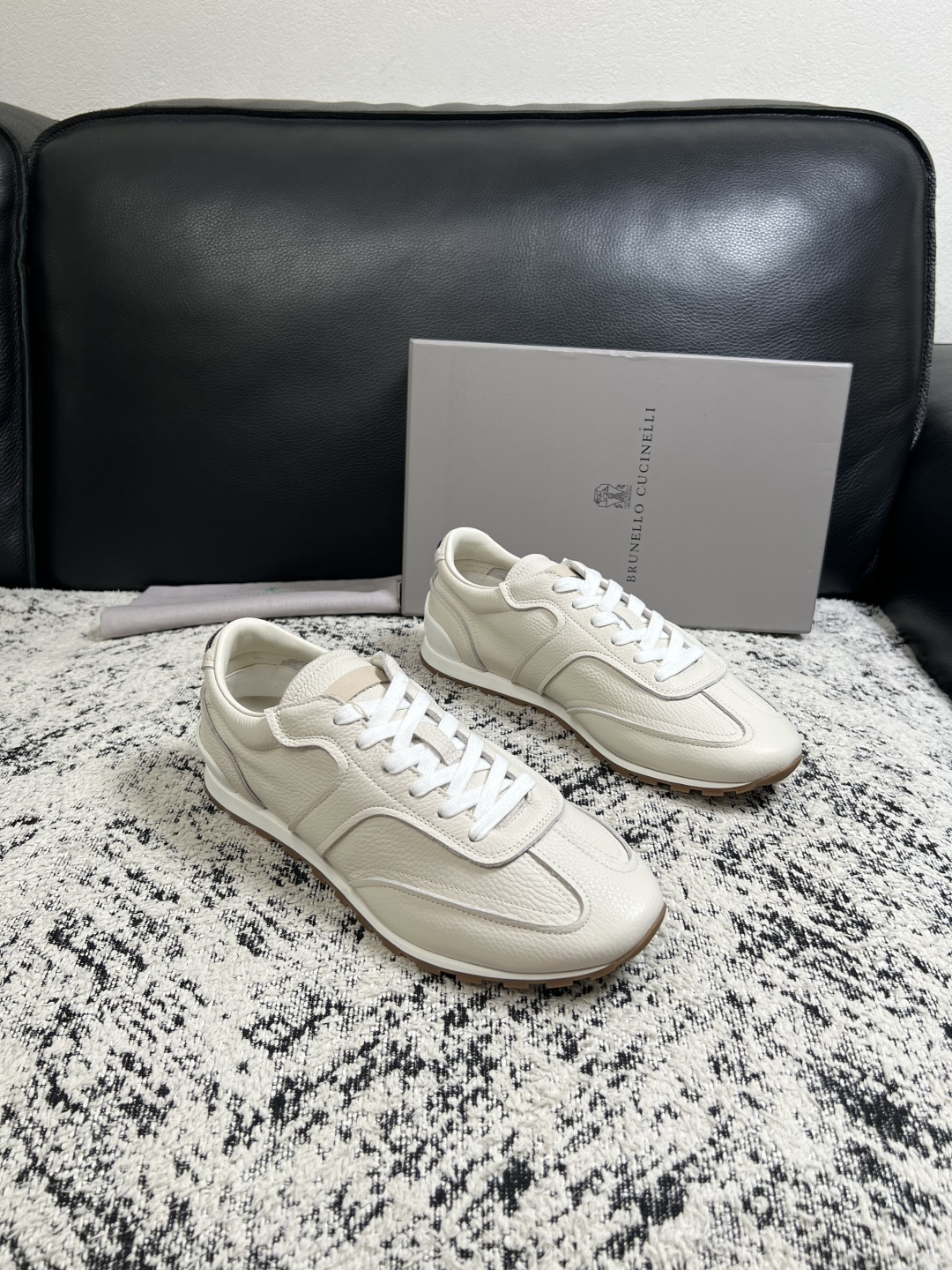 Brunello Cucinelli  高品质 顶级工艺品  BC  专柜同步原厂配置，意大利进口牛皮面料牛内里垫，高品