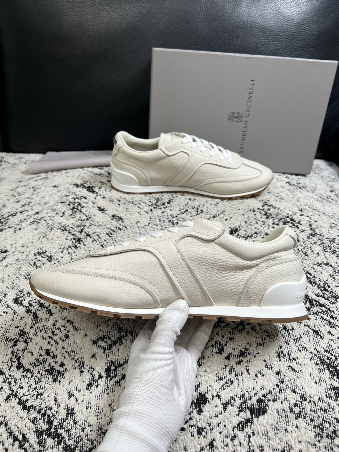 Brunello Cucinelli  高品质 顶级工艺品  BC  专柜同步原厂配置，意大利进口牛皮面料牛内里垫，高品
