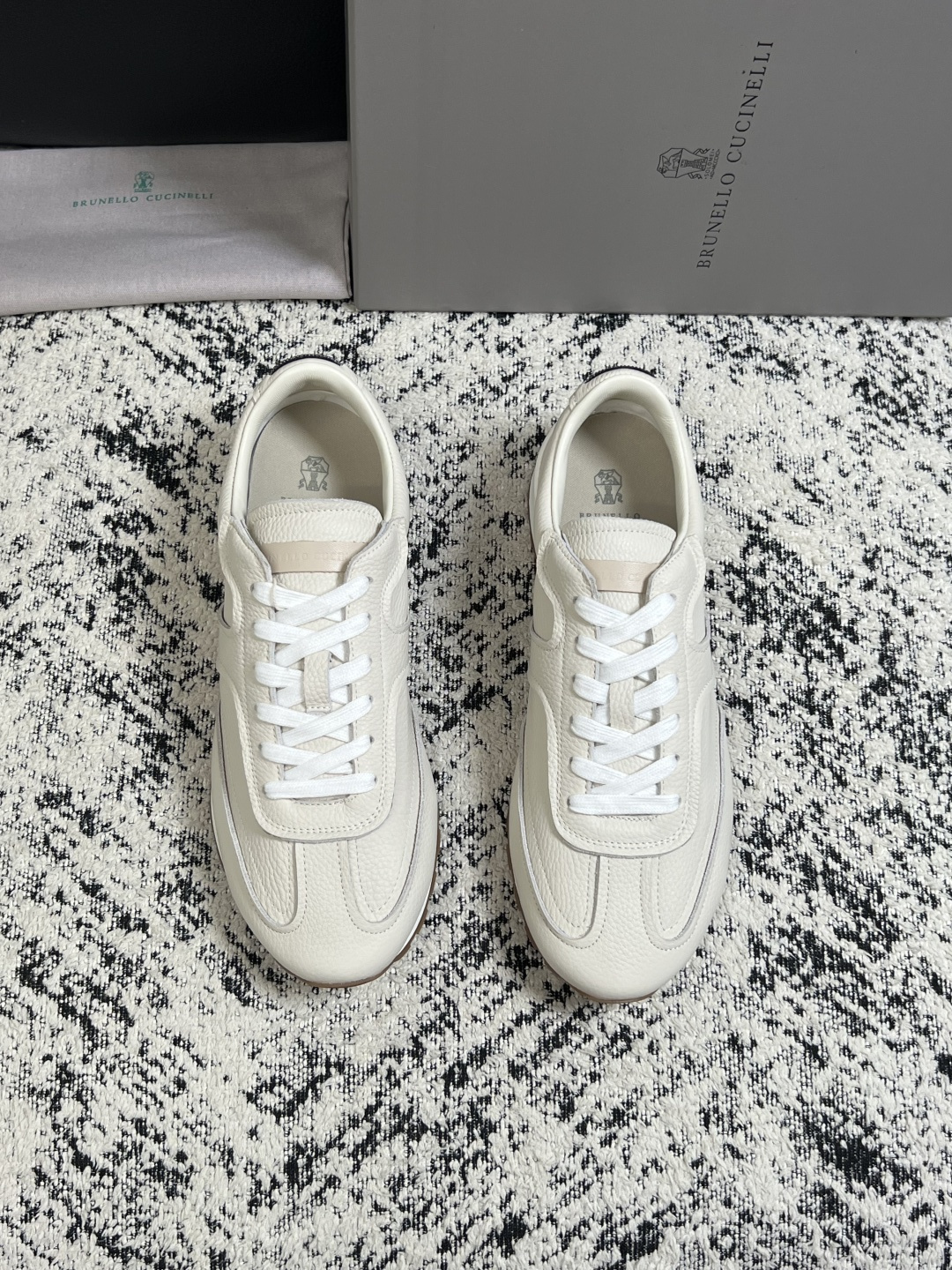 Brunello Cucinelli  高品质 顶级工艺品  BC  专柜同步原厂配置，意大利进口牛皮面料牛内里垫，高品