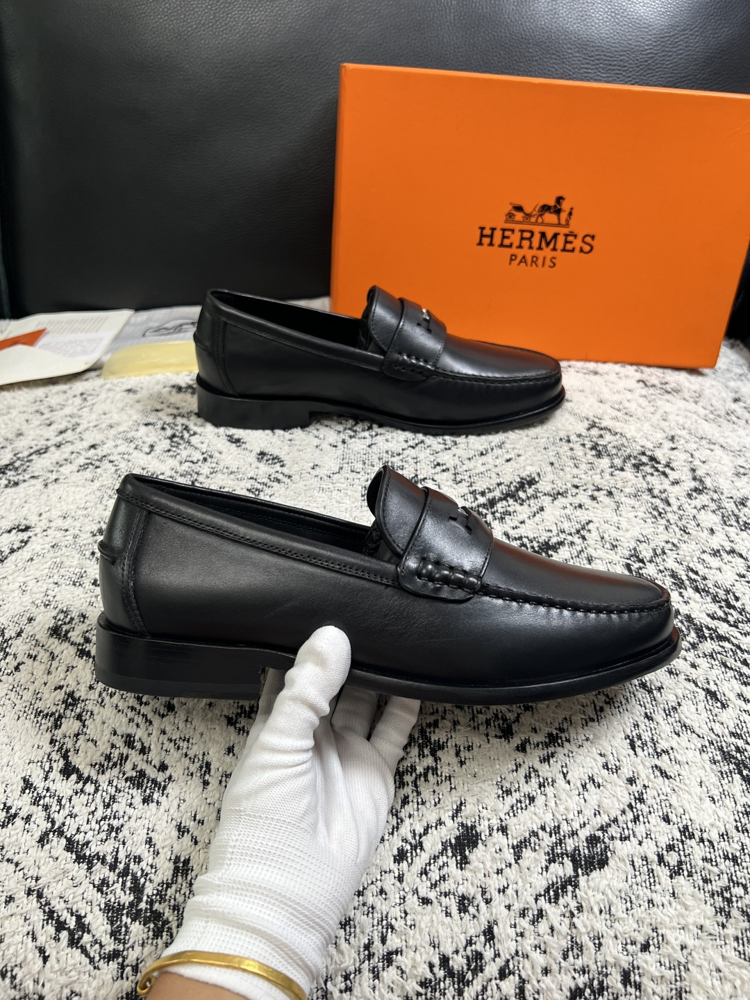 Hermes  高品质  顶级工艺品 爱马仕 皮鞋专柜同步 原厂配置，意大利进口原版牛皮面料，透气舒适进口水染牛里垫，鞋