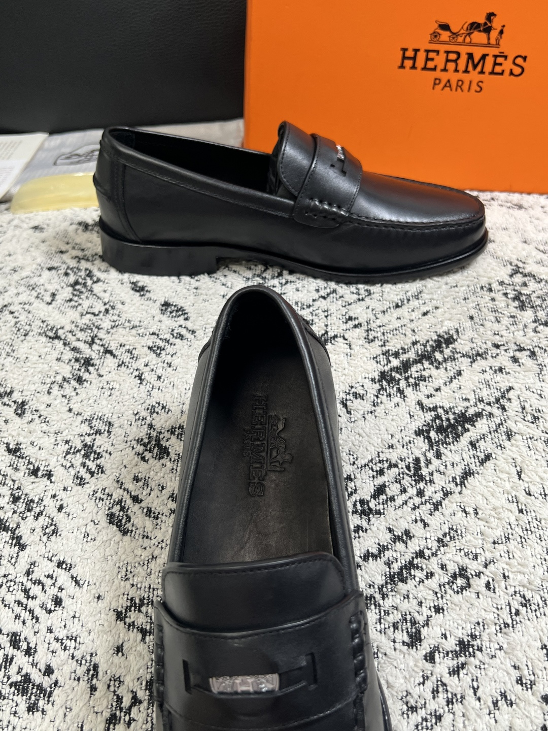 Hermes  高品质  顶级工艺品 爱马仕 皮鞋专柜同步 原厂配置，意大利进口原版牛皮面料，透气舒适进口水染牛里垫，鞋
