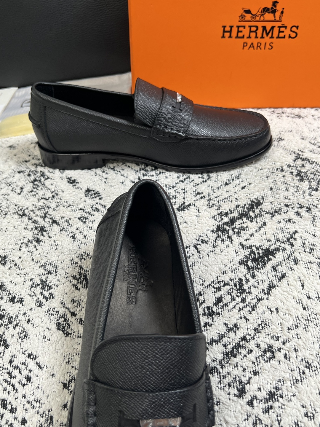 Hermes  高品质  顶级工艺品 爱马仕 皮鞋专柜同步 原厂配置，意大利进口原版牛皮面料，透气舒适进口水染牛里垫，鞋