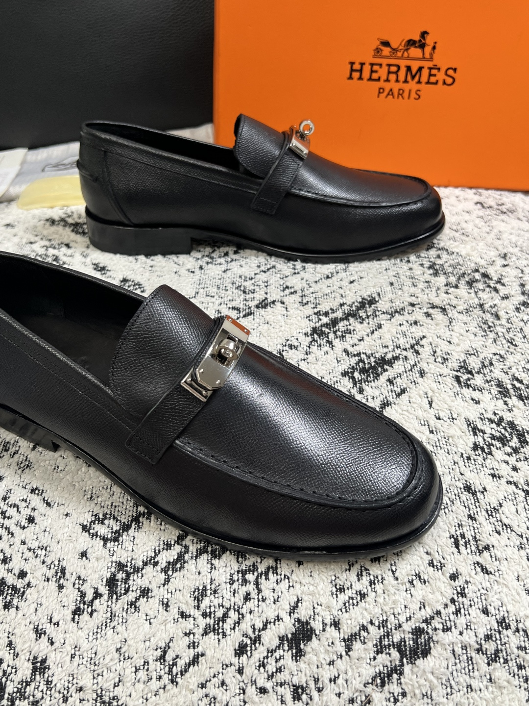 Hermes  高品质  顶级工艺品 爱马仕 皮鞋专柜同步 原厂配置，意大利进口原版牛皮面料，透气舒适进口水染牛里垫，鞋