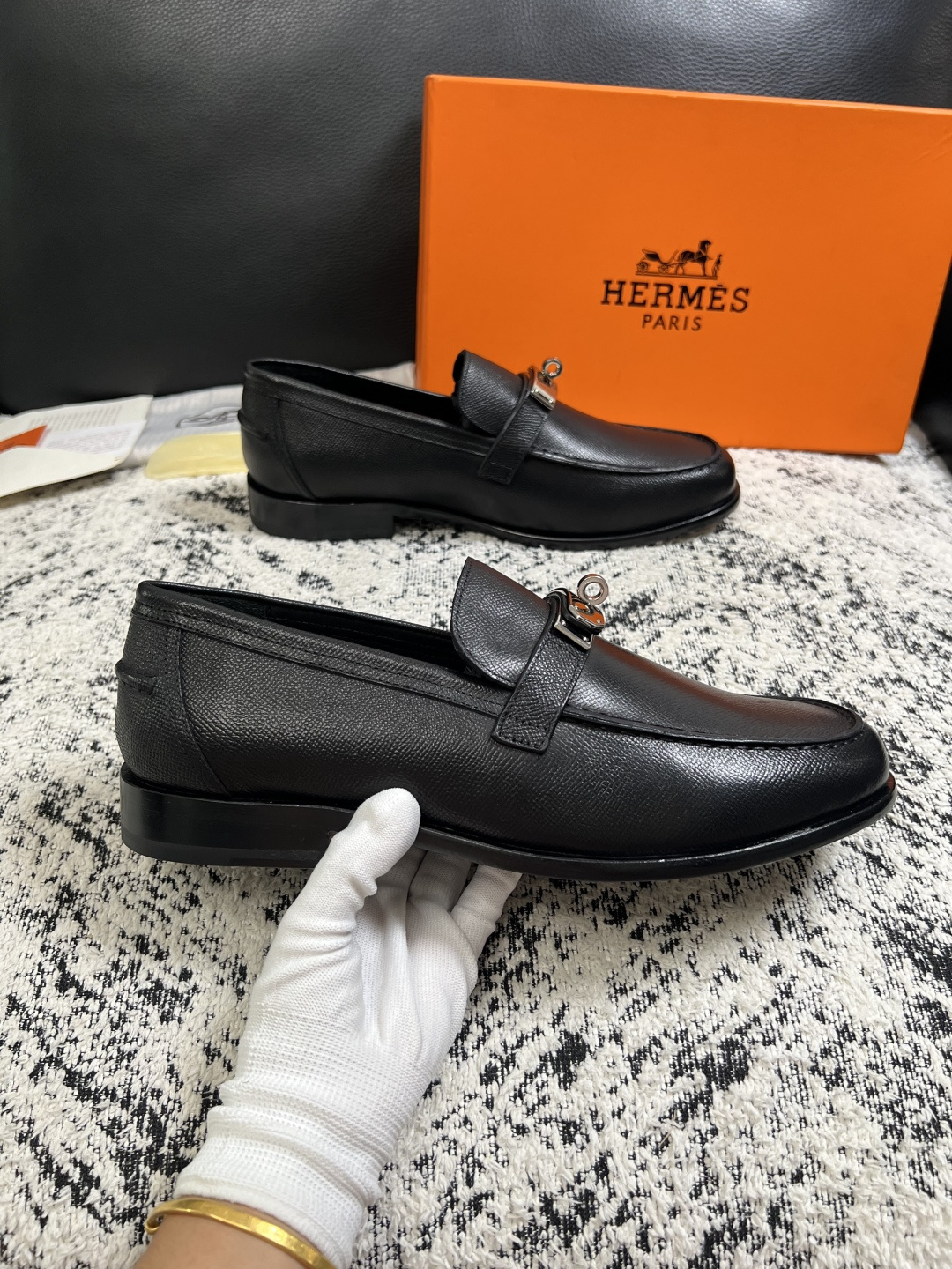 Hermes  高品质  顶级工艺品 爱马仕 皮鞋专柜同步 原厂配置，意大利进口原版牛皮面料，透气舒适进口水染牛里垫，鞋