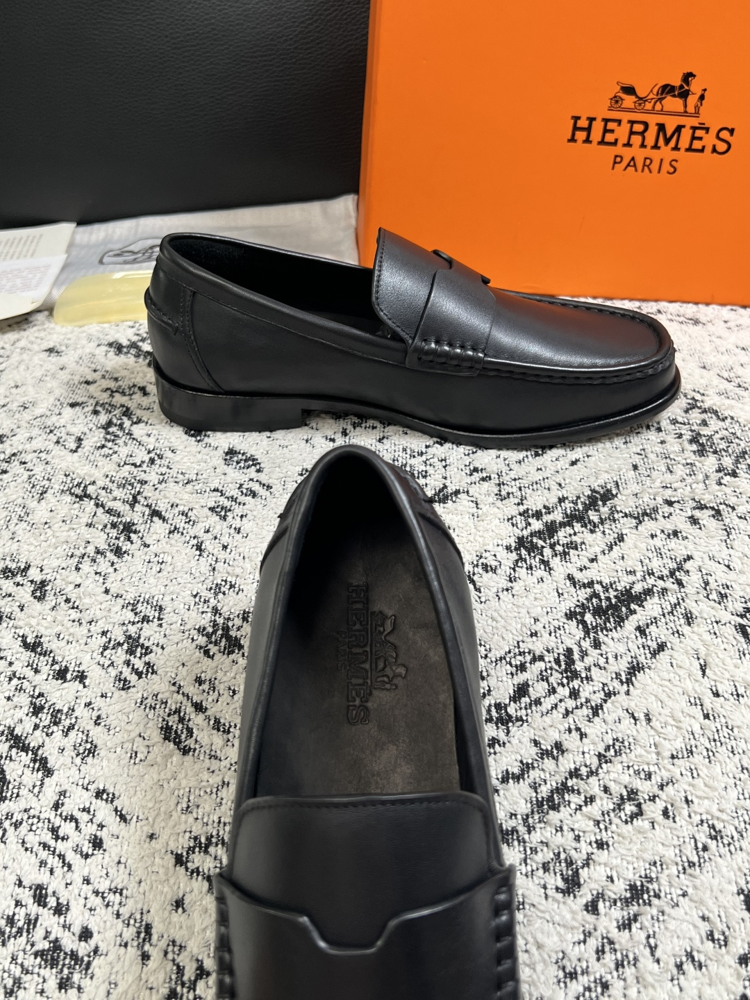 Hermes  高品质  顶级工艺品 爱马仕 皮鞋专柜同步 原厂配置，意大利进口原版牛皮面料，透气舒适进口水染牛里垫，鞋