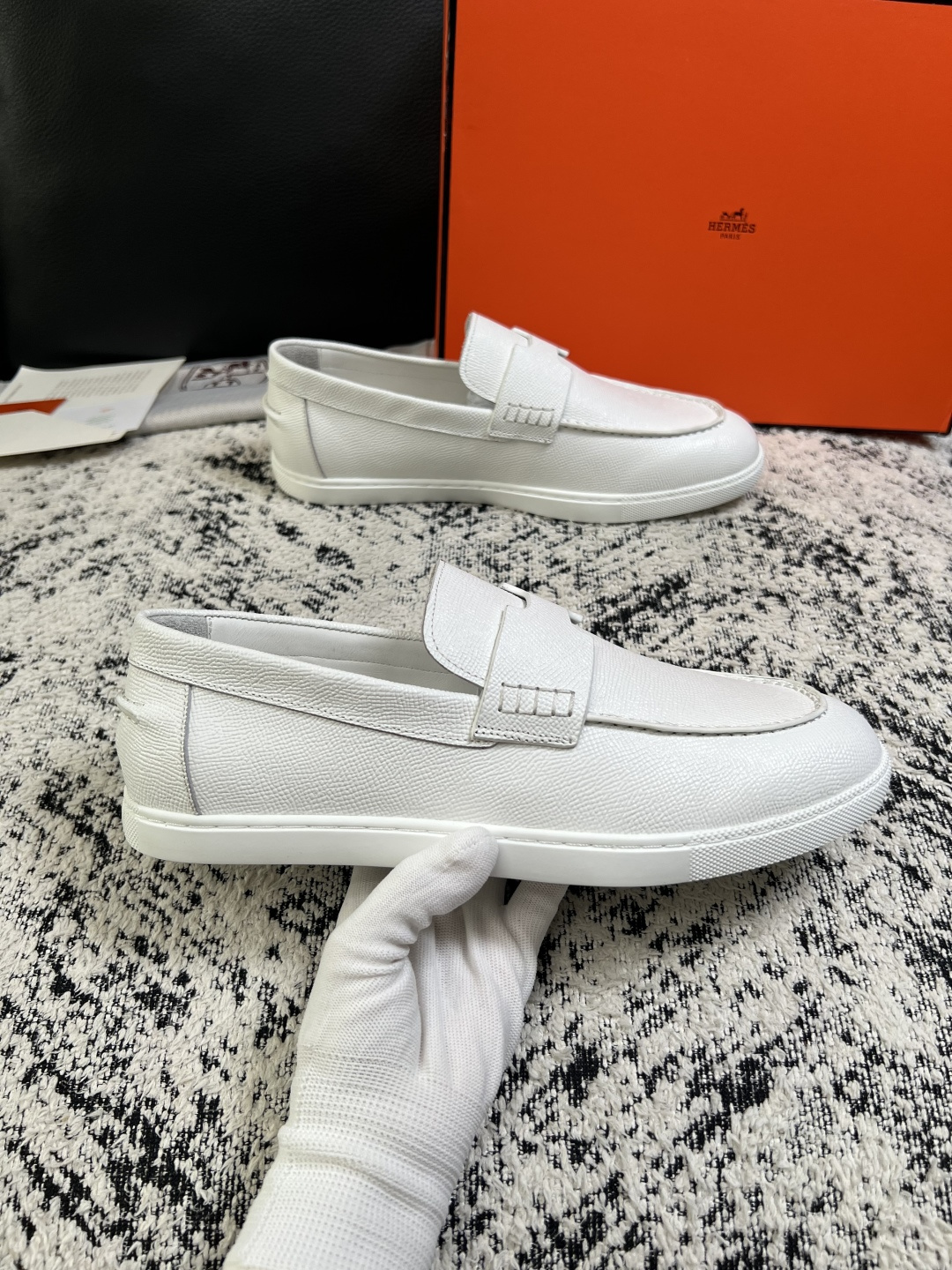 Hermes  高品质  顶级工艺品  爱马仕 专柜同步发售原厂配置，意大利进口原版牛皮面料，高品质拼接工艺，全进口水染