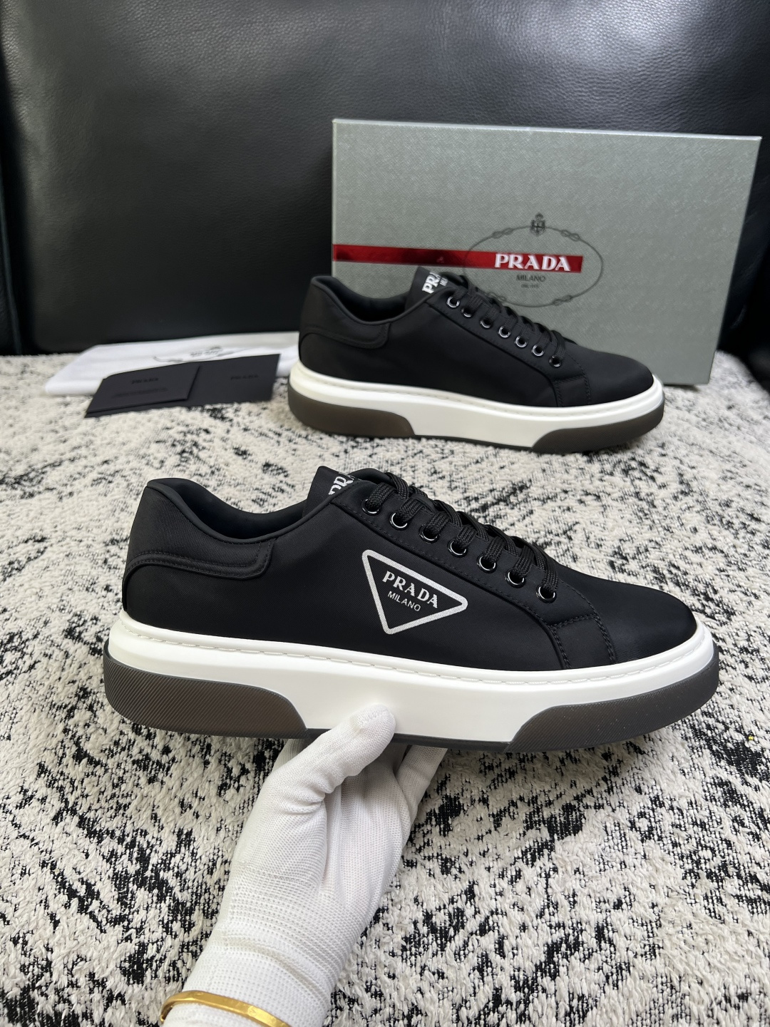 Prada  顶级工艺品，普拉达 专柜同步，原厂配置意大利进口牛皮面料，进口牛皮内里垫，透气舒适，鞋底：原厂特供原版底，