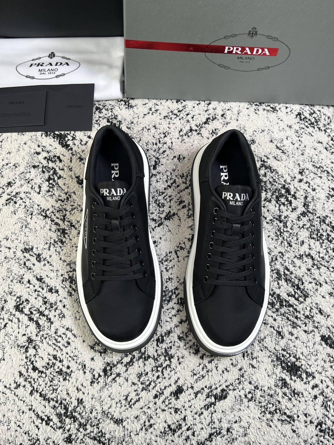 Prada  顶级工艺品，普拉达 专柜同步，原厂配置意大利进口牛皮面料，进口牛皮内里垫，透气舒适，鞋底：原厂特供原版底，