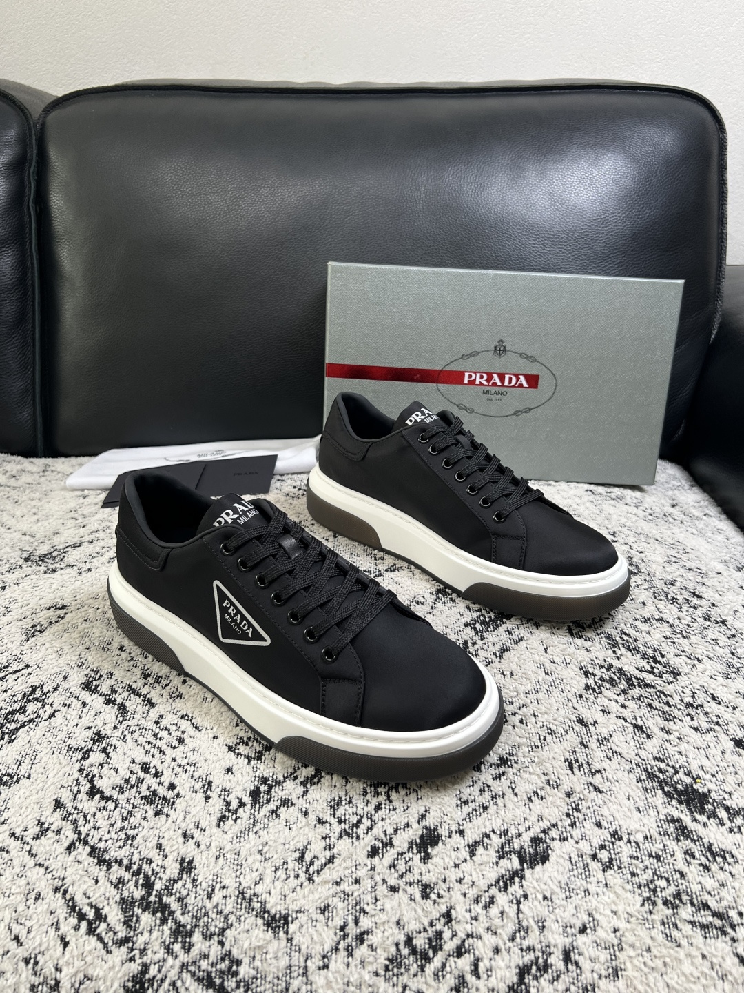 Prada  顶级工艺品，普拉达 专柜同步，原厂配置意大利进口牛皮面料，进口牛皮内里垫，透气舒适，鞋底：原厂特供原版底，