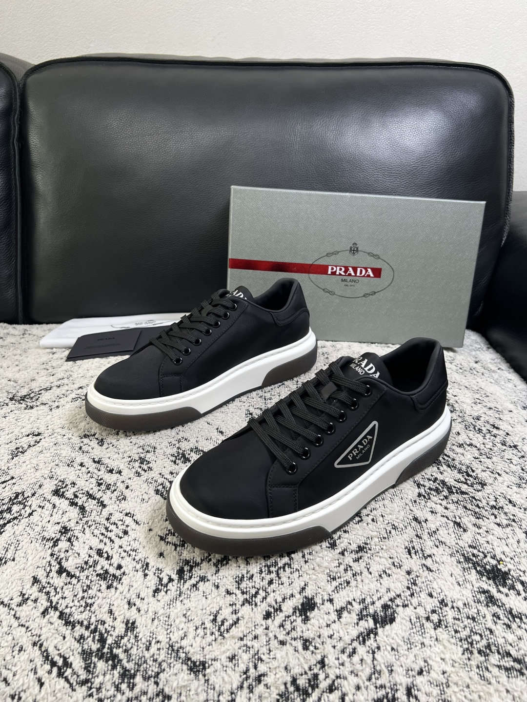 Prada  顶级工艺品，普拉达 专柜同步，原厂配置意大利进口牛皮面料，进口牛皮内里垫，透气舒适，鞋底：原厂特供原版底，