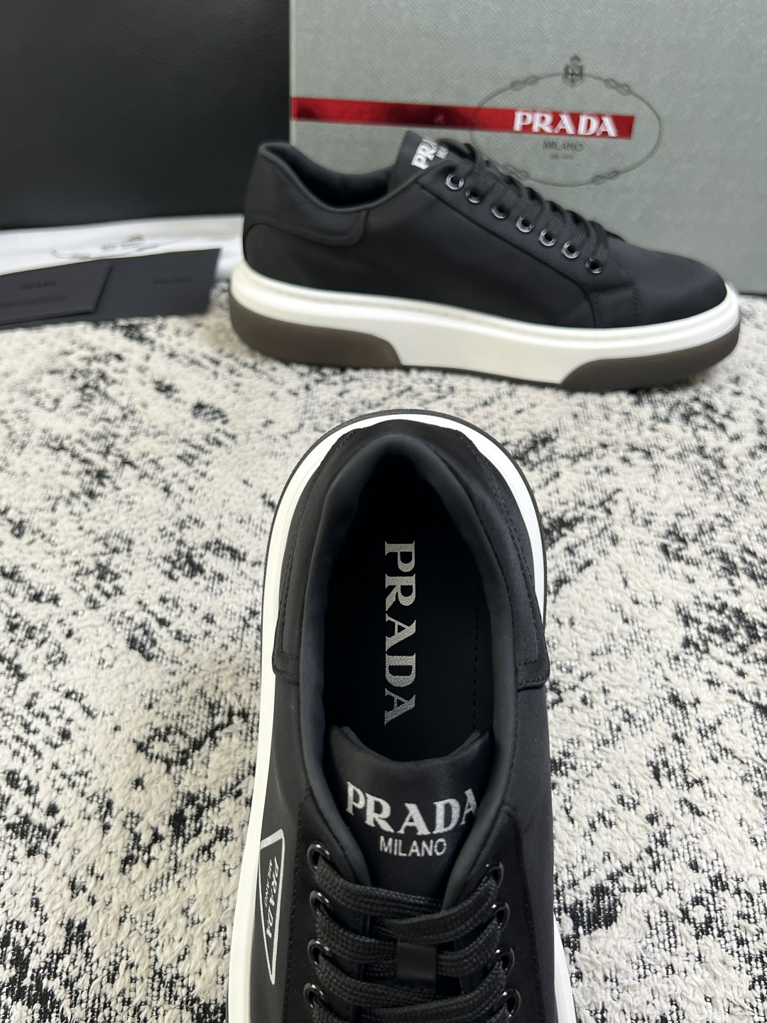 Prada  顶级工艺品，普拉达 专柜同步，原厂配置意大利进口牛皮面料，进口牛皮内里垫，透气舒适，鞋底：原厂特供原版底，