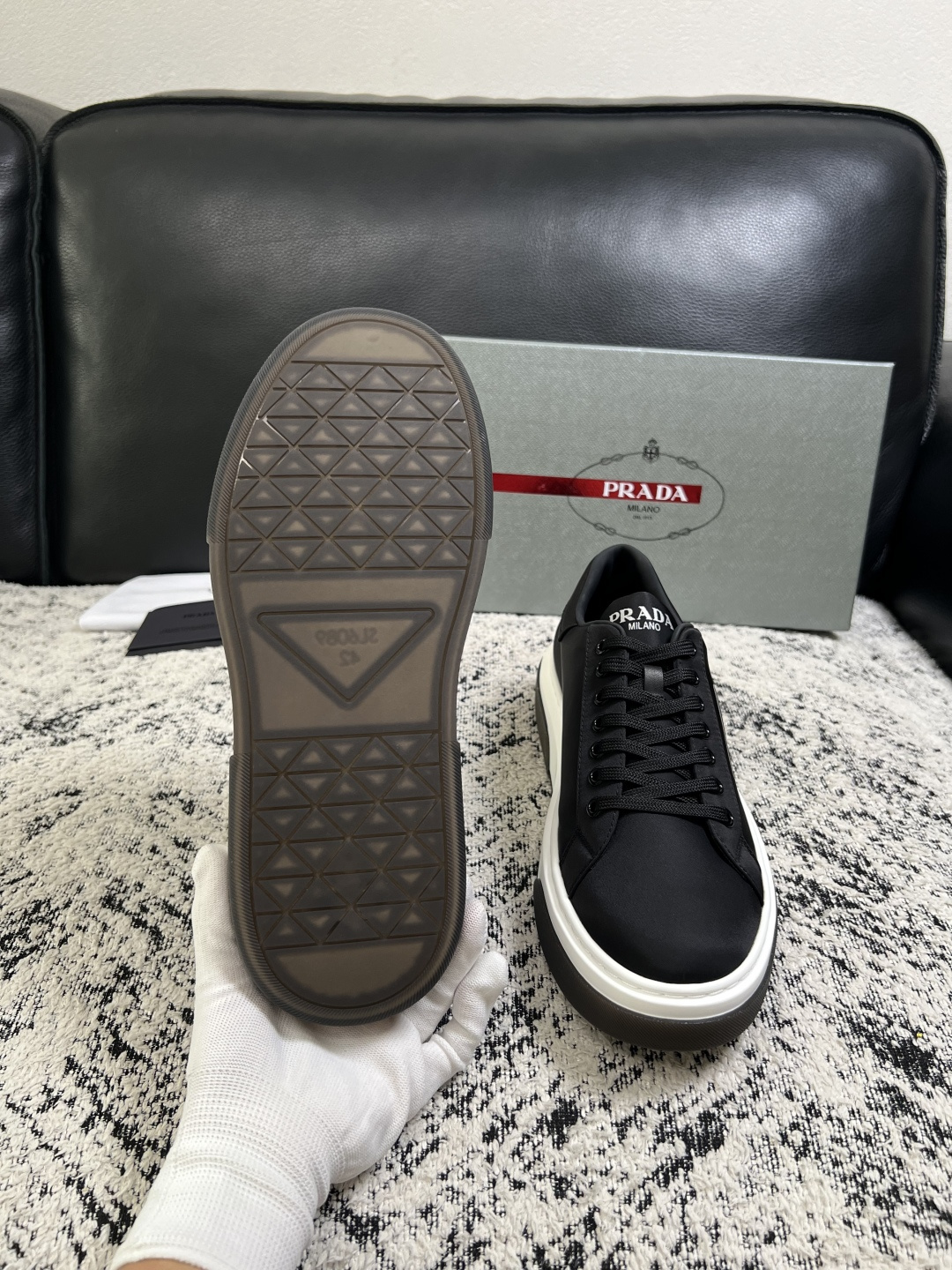 Prada  顶级工艺品，普拉达 专柜同步，原厂配置意大利进口牛皮面料，进口牛皮内里垫，透气舒适，鞋底：原厂特供原版底，