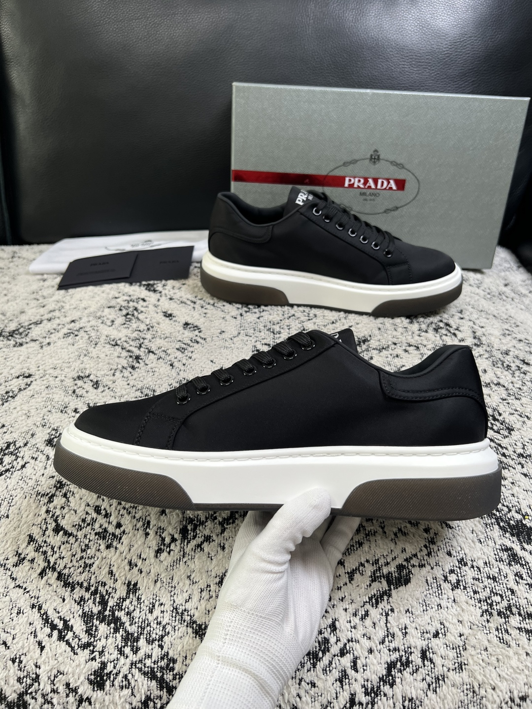 Prada  顶级工艺品，普拉达 专柜同步，原厂配置意大利进口牛皮面料，进口牛皮内里垫，透气舒适，鞋底：原厂特供原版底，