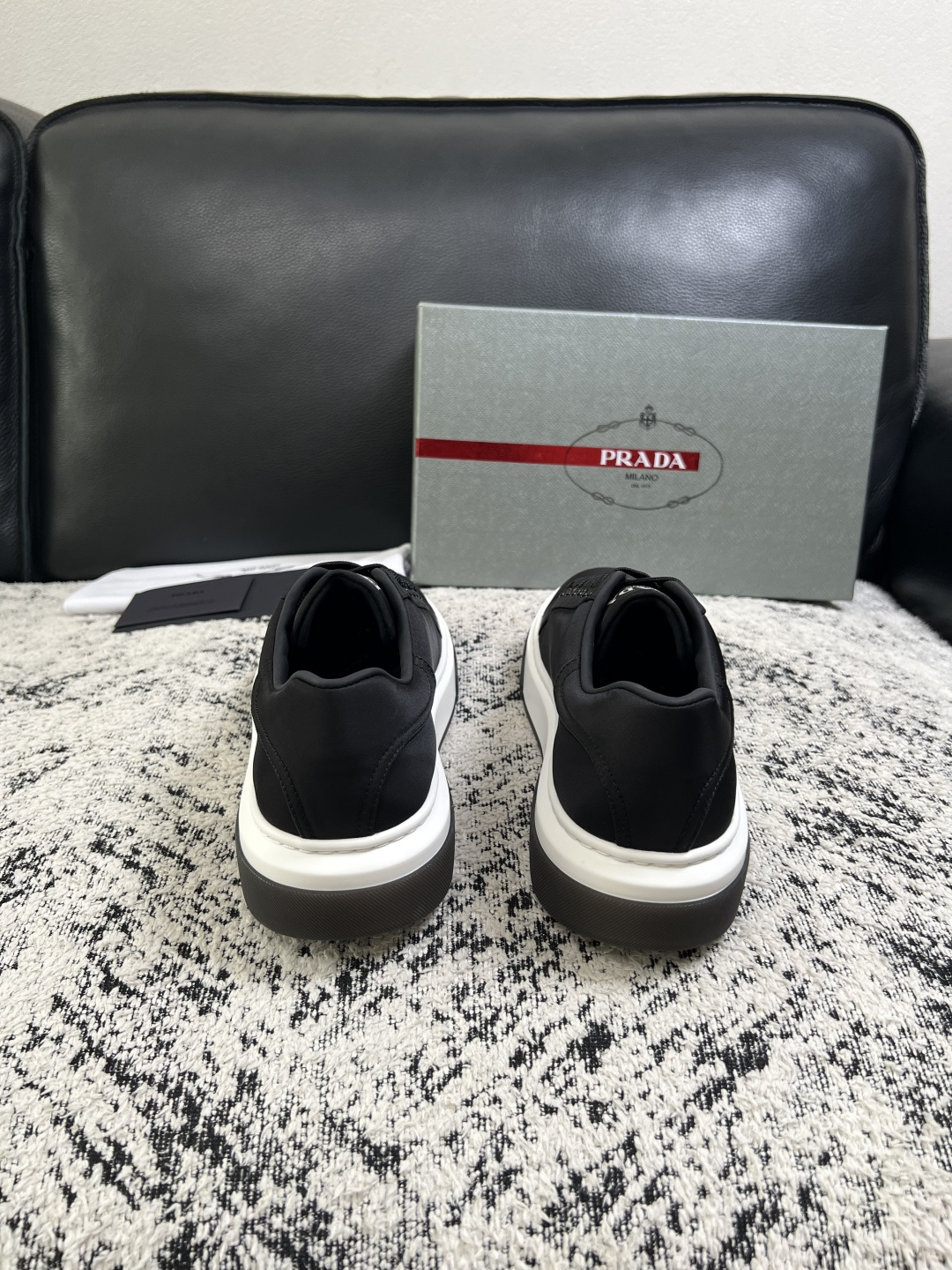 Prada  顶级工艺品，普拉达 专柜同步，原厂配置意大利进口牛皮面料，进口牛皮内里垫，透气舒适，鞋底：原厂特供原版底，