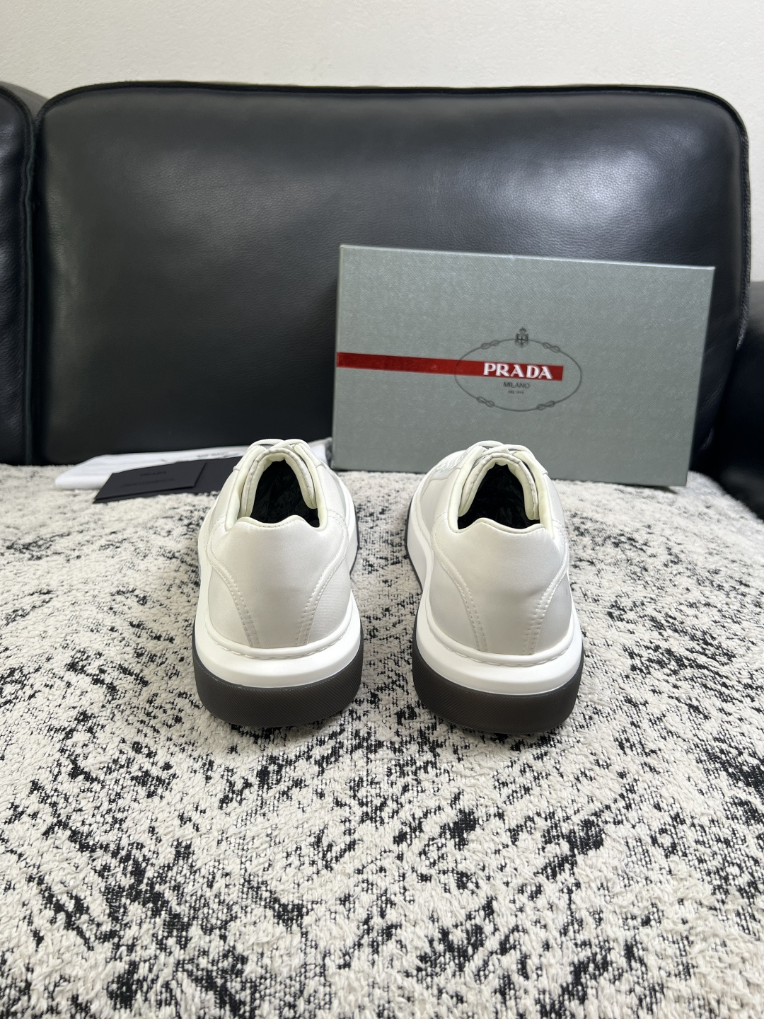 Prada  顶级工艺品，普拉达 专柜同步，原厂配置意大利进口牛皮面料，进口牛皮内里垫，透气舒适，鞋底：原厂特供原版底，