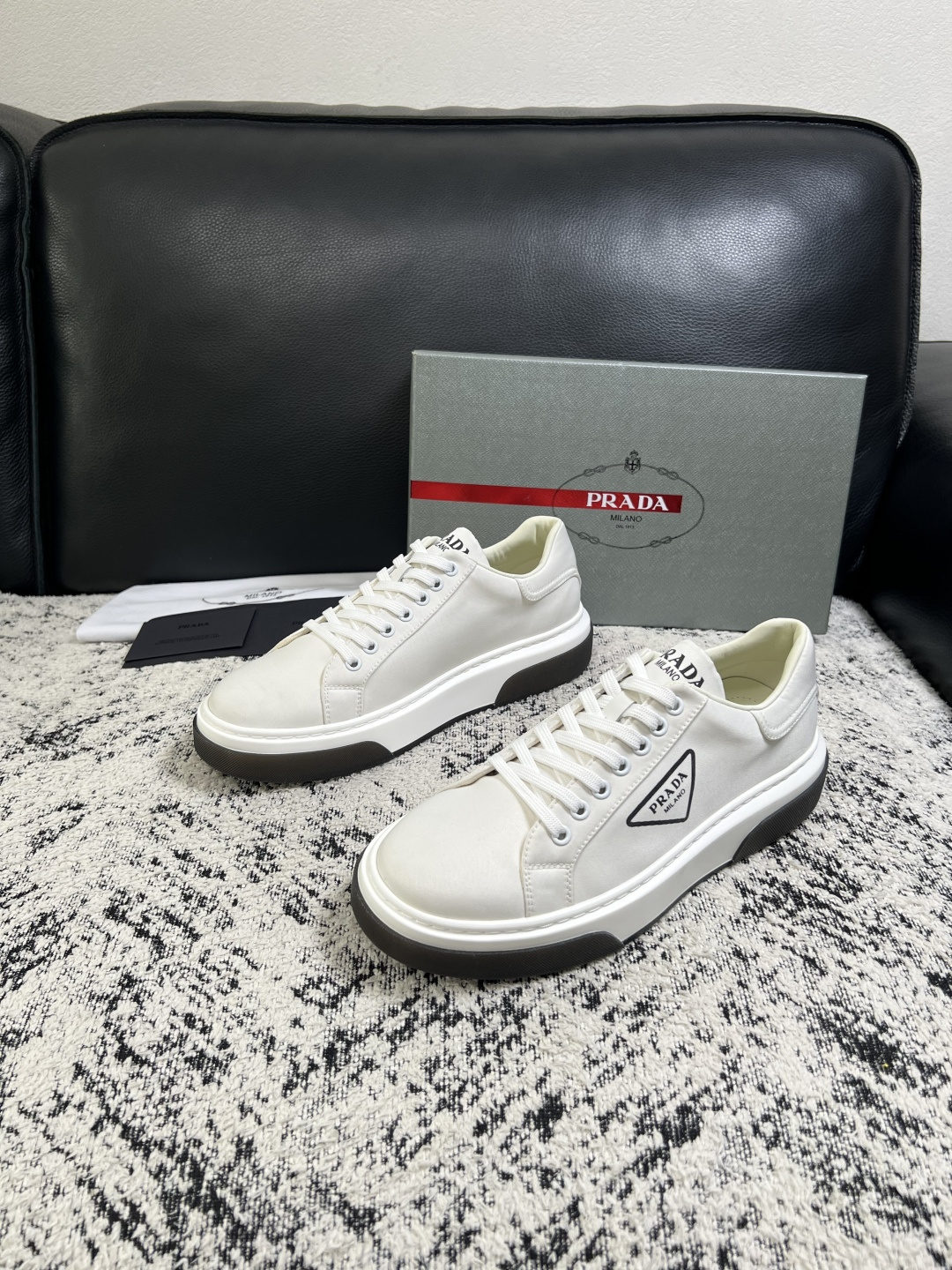 Prada  顶级工艺品，普拉达 专柜同步，原厂配置意大利进口牛皮面料，进口牛皮内里垫，透气舒适，鞋底：原厂特供原版底，