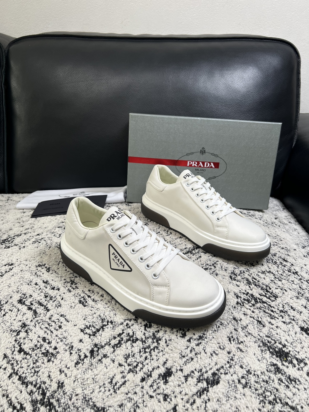 Prada  顶级工艺品，普拉达 专柜同步，原厂配置意大利进口牛皮面料，进口牛皮内里垫，透气舒适，鞋底：原厂特供原版底，