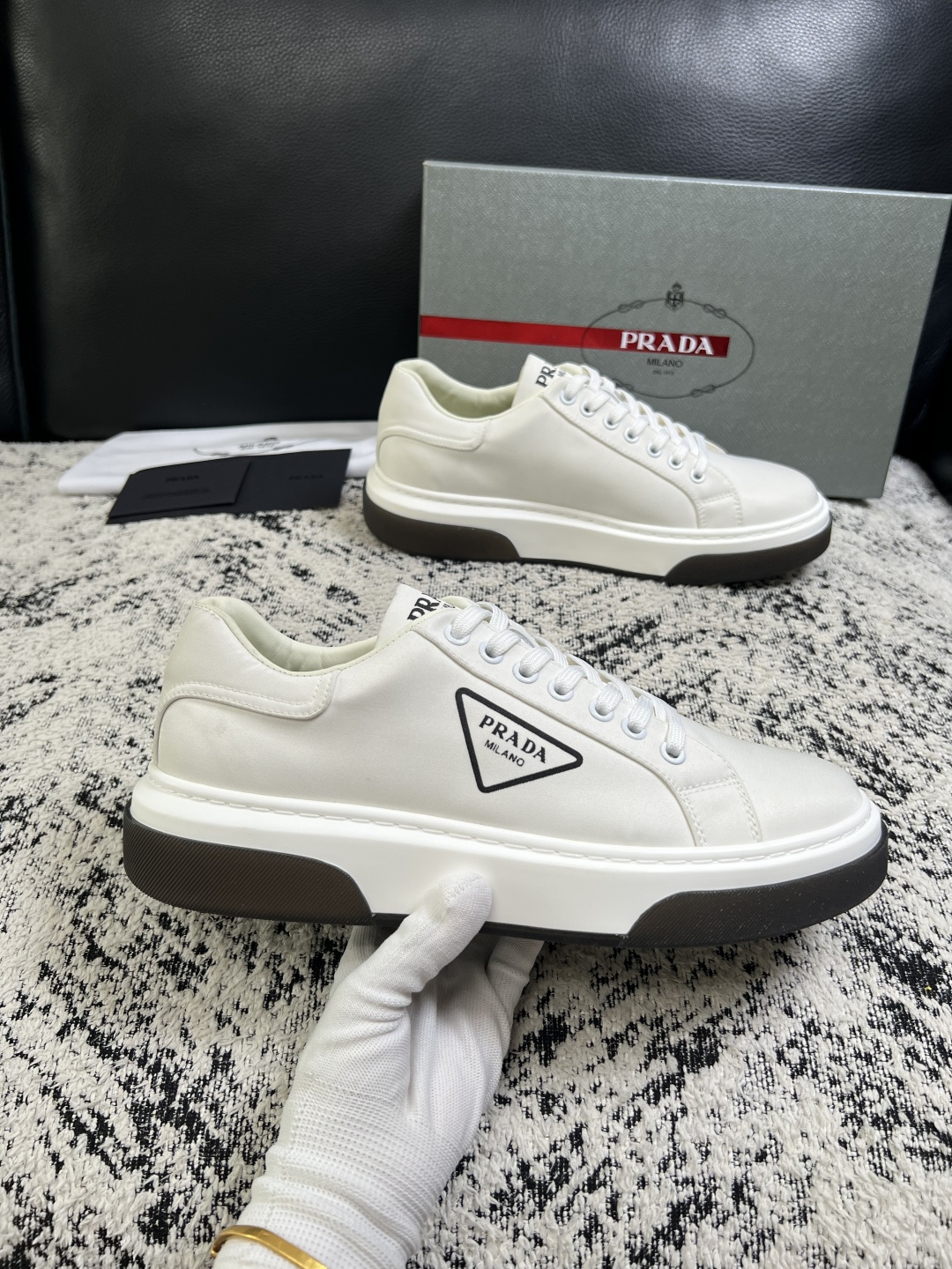 Prada  顶级工艺品，普拉达 专柜同步，原厂配置意大利进口牛皮面料，进口牛皮内里垫，透气舒适，鞋底：原厂特供原版底，