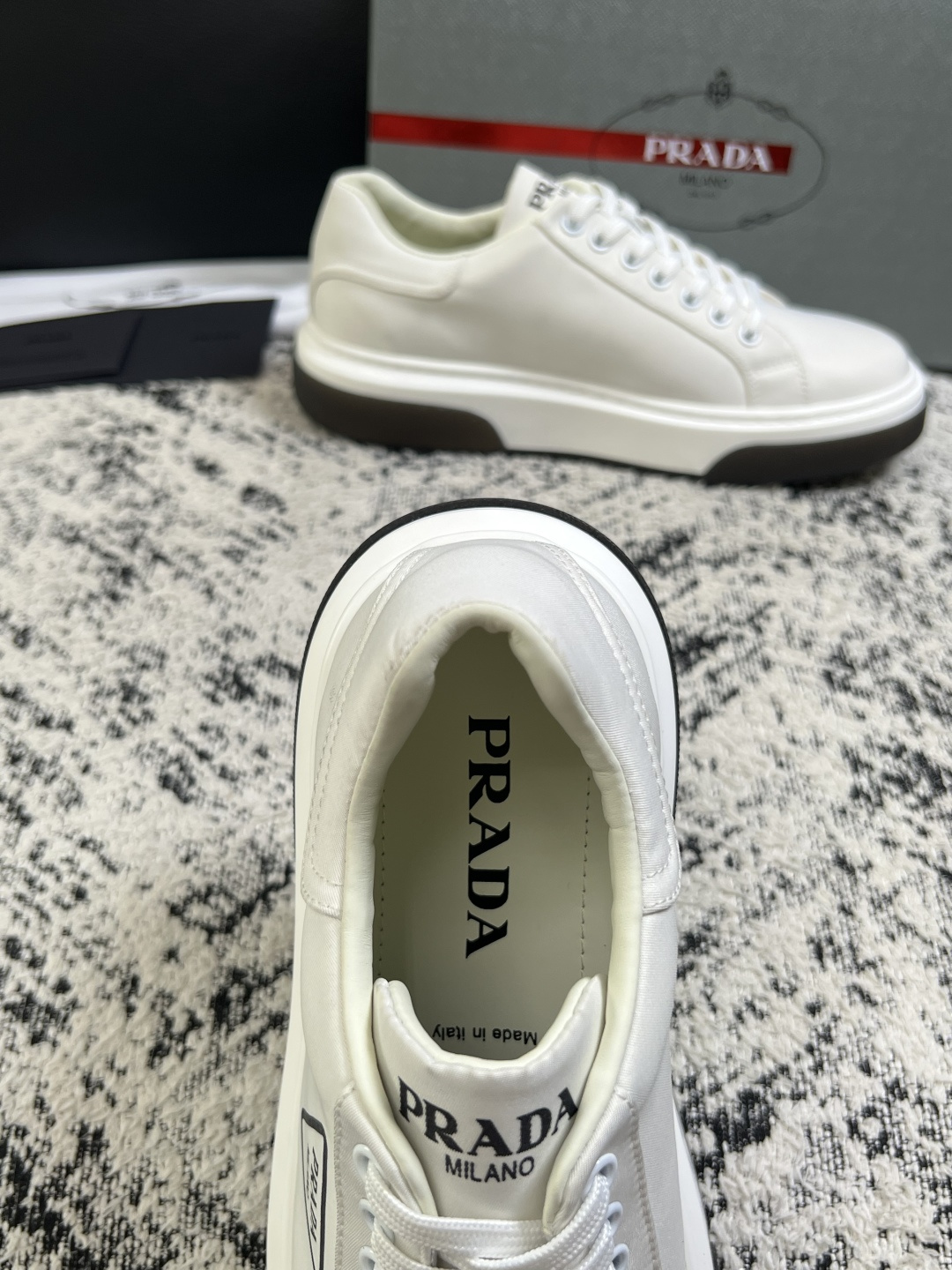 Prada  顶级工艺品，普拉达 专柜同步，原厂配置意大利进口牛皮面料，进口牛皮内里垫，透气舒适，鞋底：原厂特供原版底，