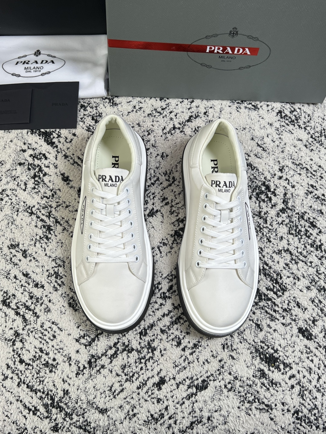 Prada  顶级工艺品，普拉达 专柜同步，原厂配置意大利进口牛皮面料，进口牛皮内里垫，透气舒适，鞋底：原厂特供原版底，