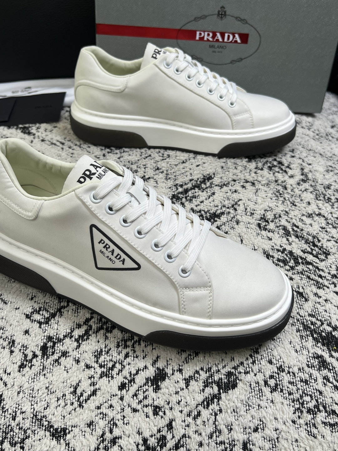 Prada  顶级工艺品，普拉达 专柜同步，原厂配置意大利进口牛皮面料，进口牛皮内里垫，透气舒适，鞋底：原厂特供原版底，