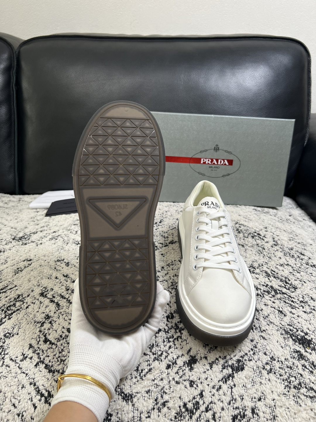 Prada  顶级工艺品，普拉达 专柜同步，原厂配置意大利进口牛皮面料，进口牛皮内里垫，透气舒适，鞋底：原厂特供原版底，