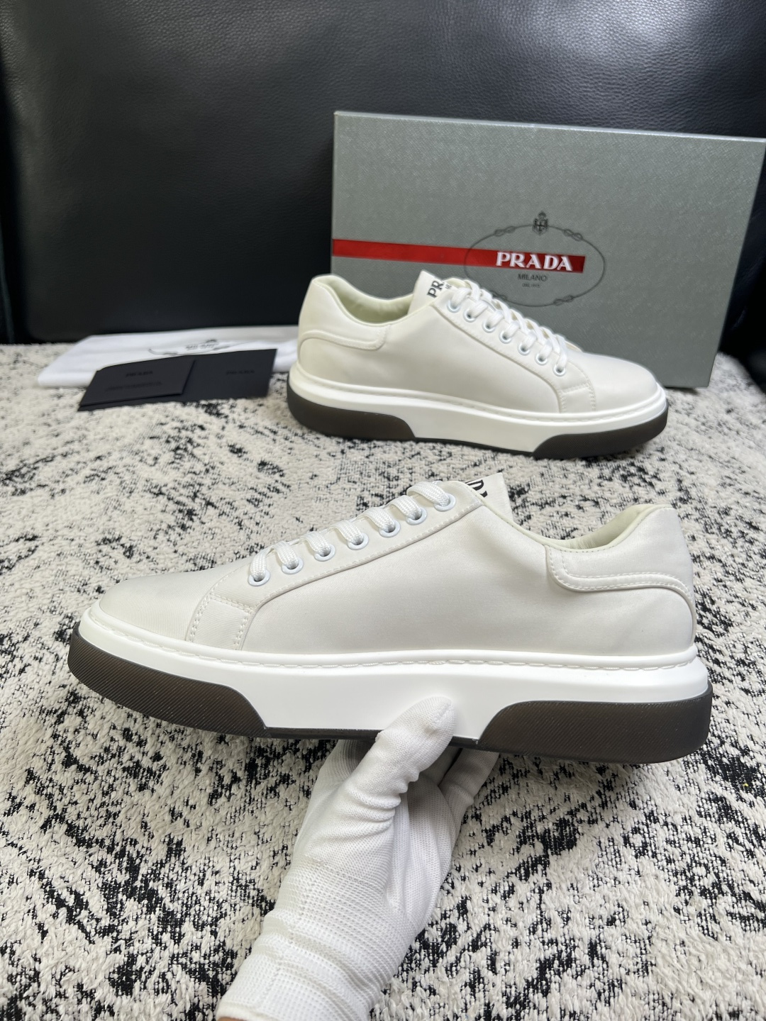 Prada  顶级工艺品，普拉达 专柜同步，原厂配置意大利进口牛皮面料，进口牛皮内里垫，透气舒适，鞋底：原厂特供原版底，