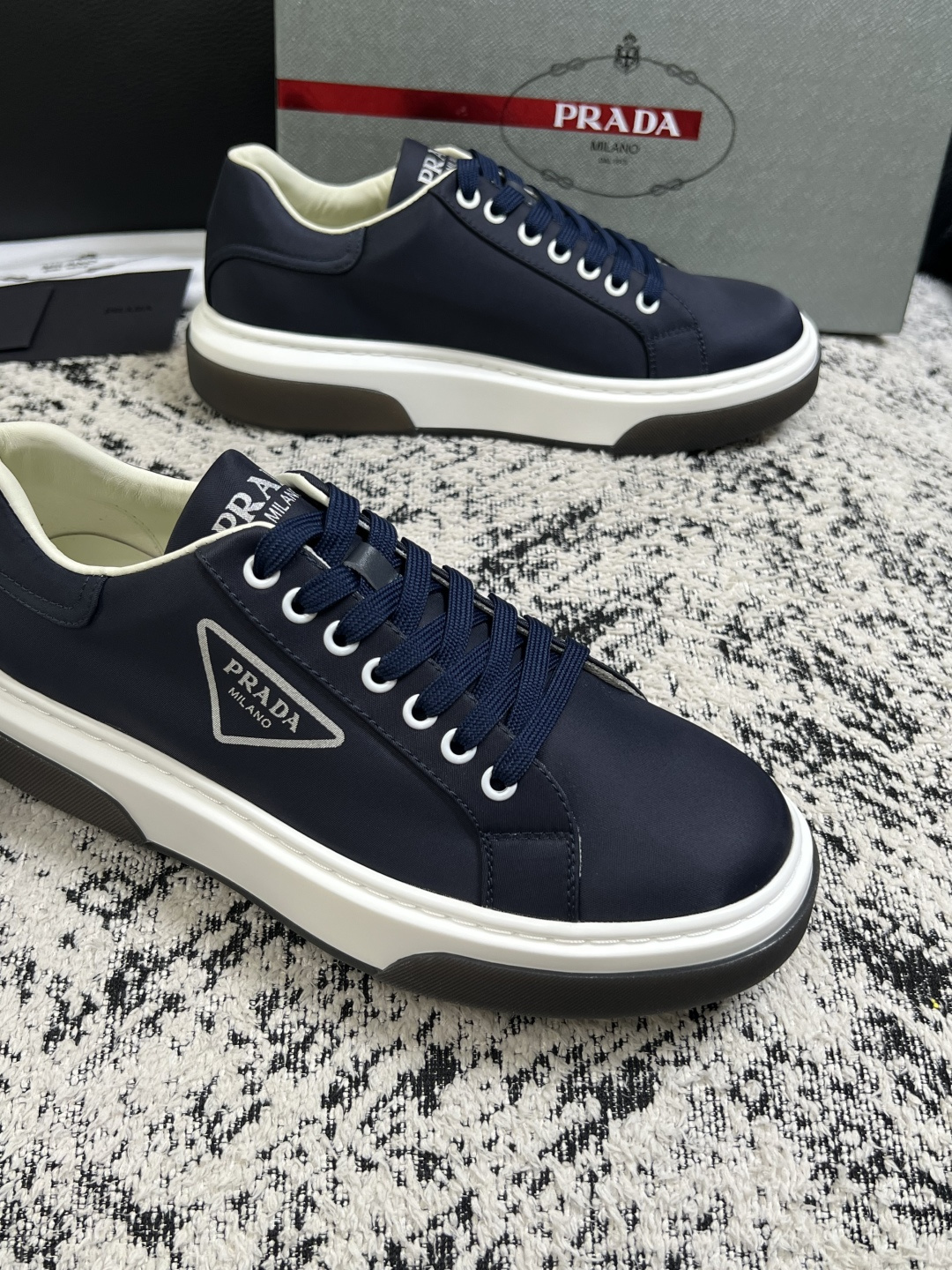 Prada  顶级工艺品，普拉达 专柜同步，原厂配置意大利进口牛皮面料，进口牛皮内里垫，透气舒适，鞋底：原厂特供原版底，