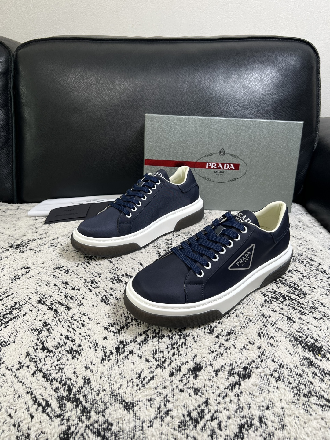Prada  顶级工艺品，普拉达 专柜同步，原厂配置意大利进口牛皮面料，进口牛皮内里垫，透气舒适，鞋底：原厂特供原版底，
