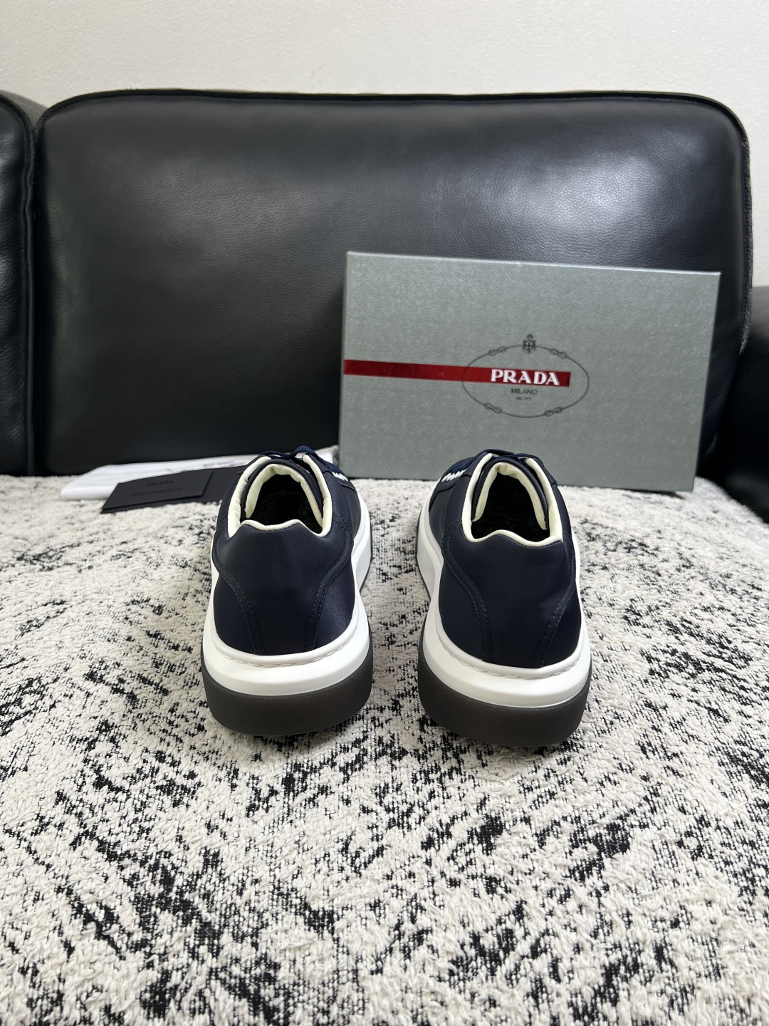 Prada  顶级工艺品，普拉达 专柜同步，原厂配置意大利进口牛皮面料，进口牛皮内里垫，透气舒适，鞋底：原厂特供原版底，