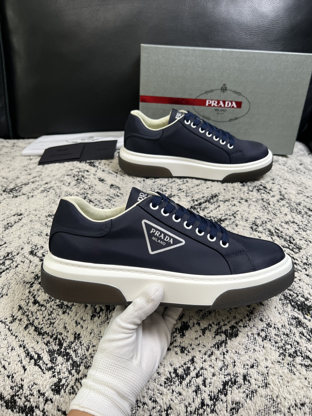 Prada  顶级工艺品，普拉达 专柜同步，原厂配置意大利进口牛皮面料，进口牛皮内里垫，透气舒适，鞋底：原厂特供原版底，
