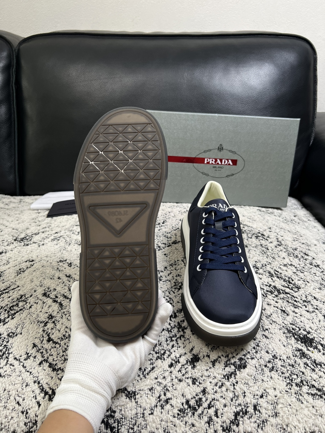 Prada  顶级工艺品，普拉达 专柜同步，原厂配置意大利进口牛皮面料，进口牛皮内里垫，透气舒适，鞋底：原厂特供原版底，