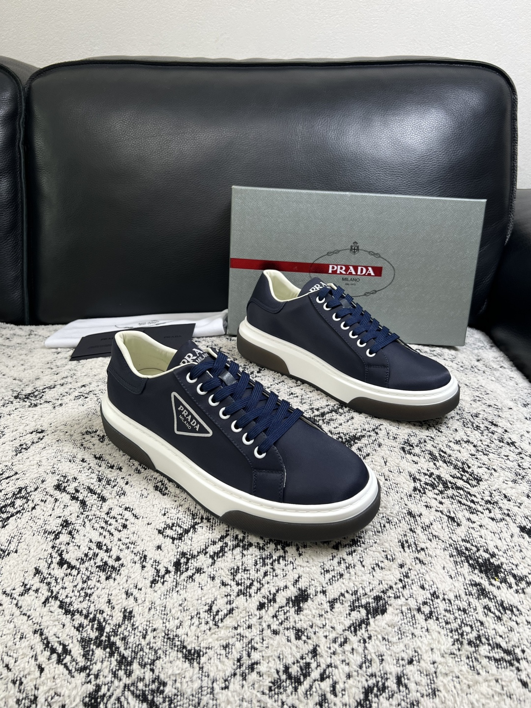 Prada  顶级工艺品，普拉达 专柜同步，原厂配置意大利进口牛皮面料，进口牛皮内里垫，透气舒适，鞋底：原厂特供原版底，
