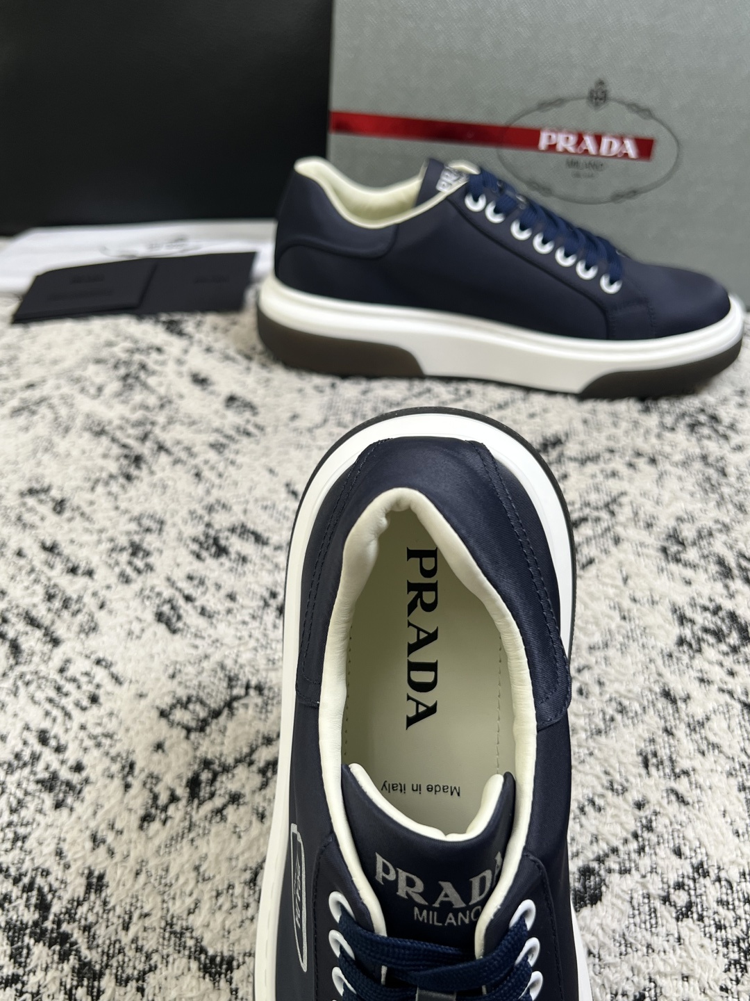Prada  顶级工艺品，普拉达 专柜同步，原厂配置意大利进口牛皮面料，进口牛皮内里垫，透气舒适，鞋底：原厂特供原版底，