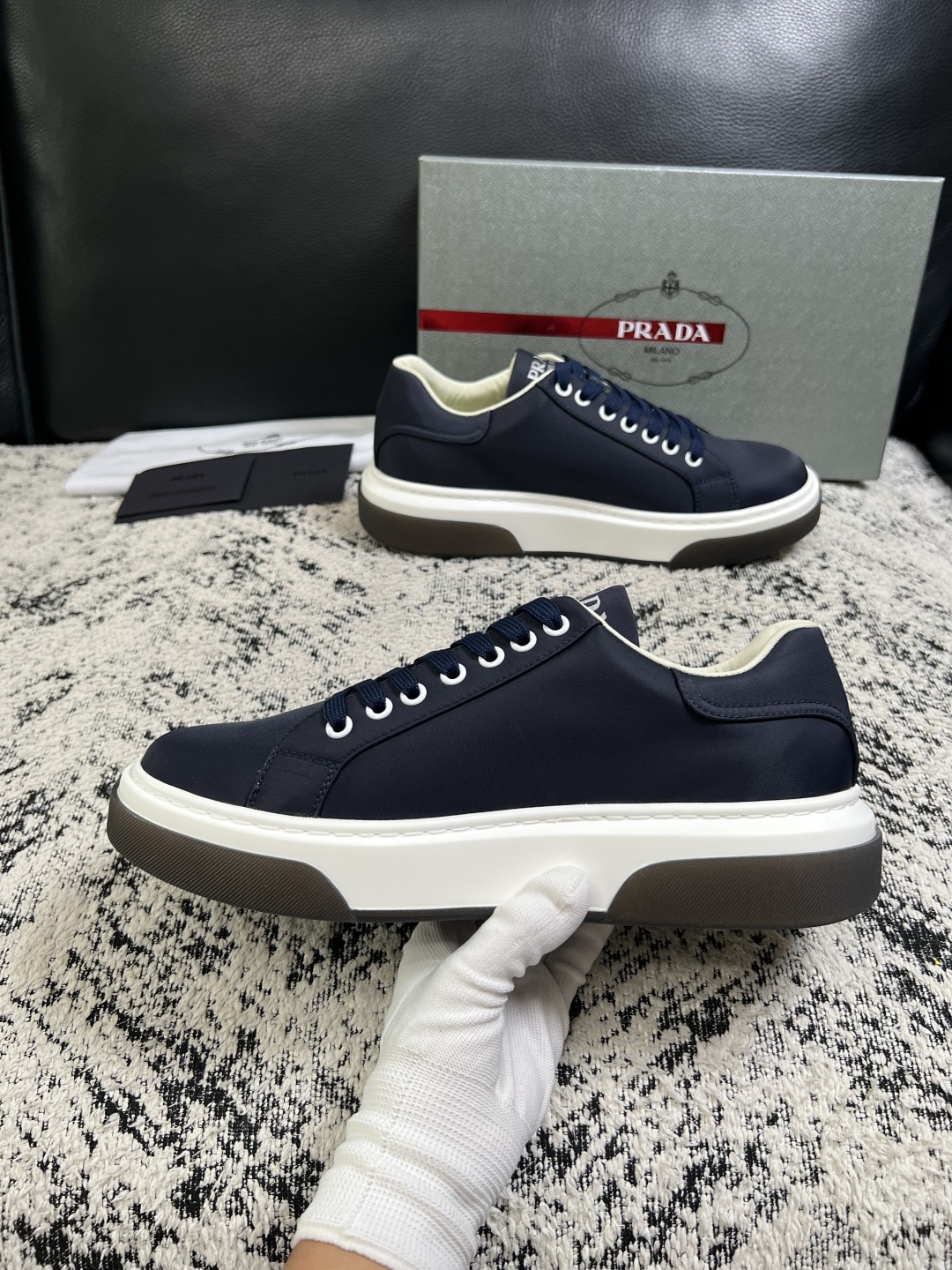 Prada  顶级工艺品，普拉达 专柜同步，原厂配置意大利进口牛皮面料，进口牛皮内里垫，透气舒适，鞋底：原厂特供原版底，