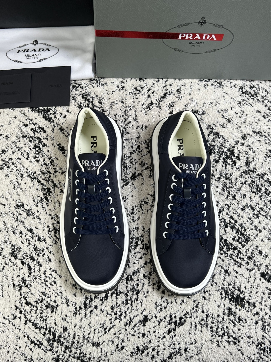 Prada  顶级工艺品，普拉达 专柜同步，原厂配置意大利进口牛皮面料，进口牛皮内里垫，透气舒适，鞋底：原厂特供原版底，