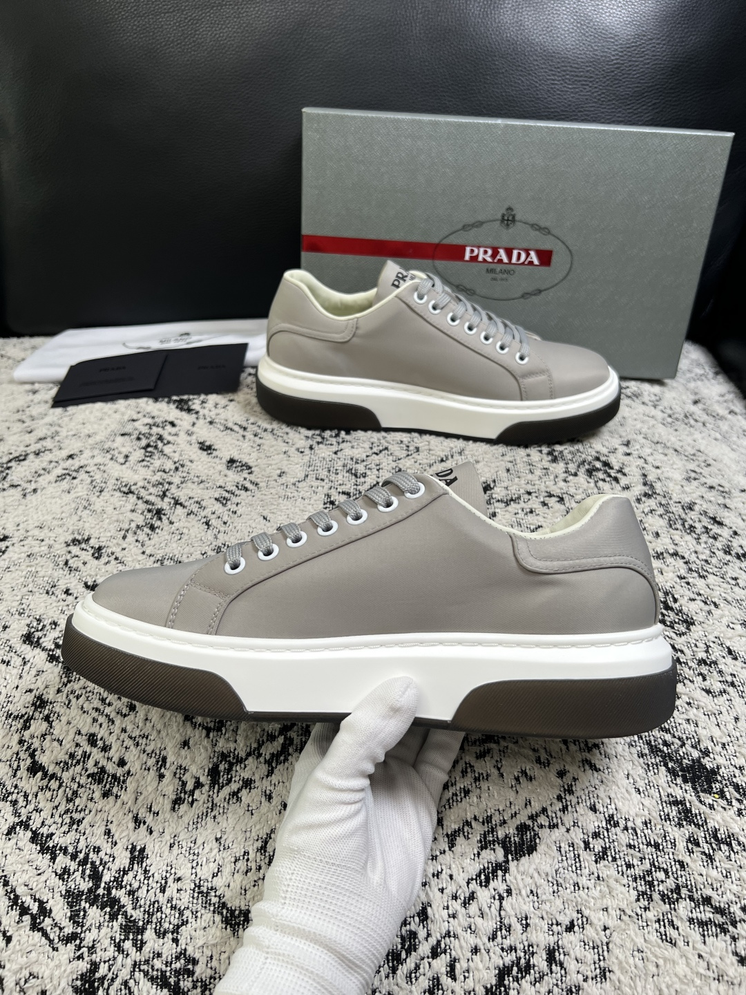 Prada  顶级工艺品，普拉达 专柜同步，原厂配置意大利进口牛皮面料，进口牛皮内里垫，透气舒适，鞋底：原厂特供原版底，