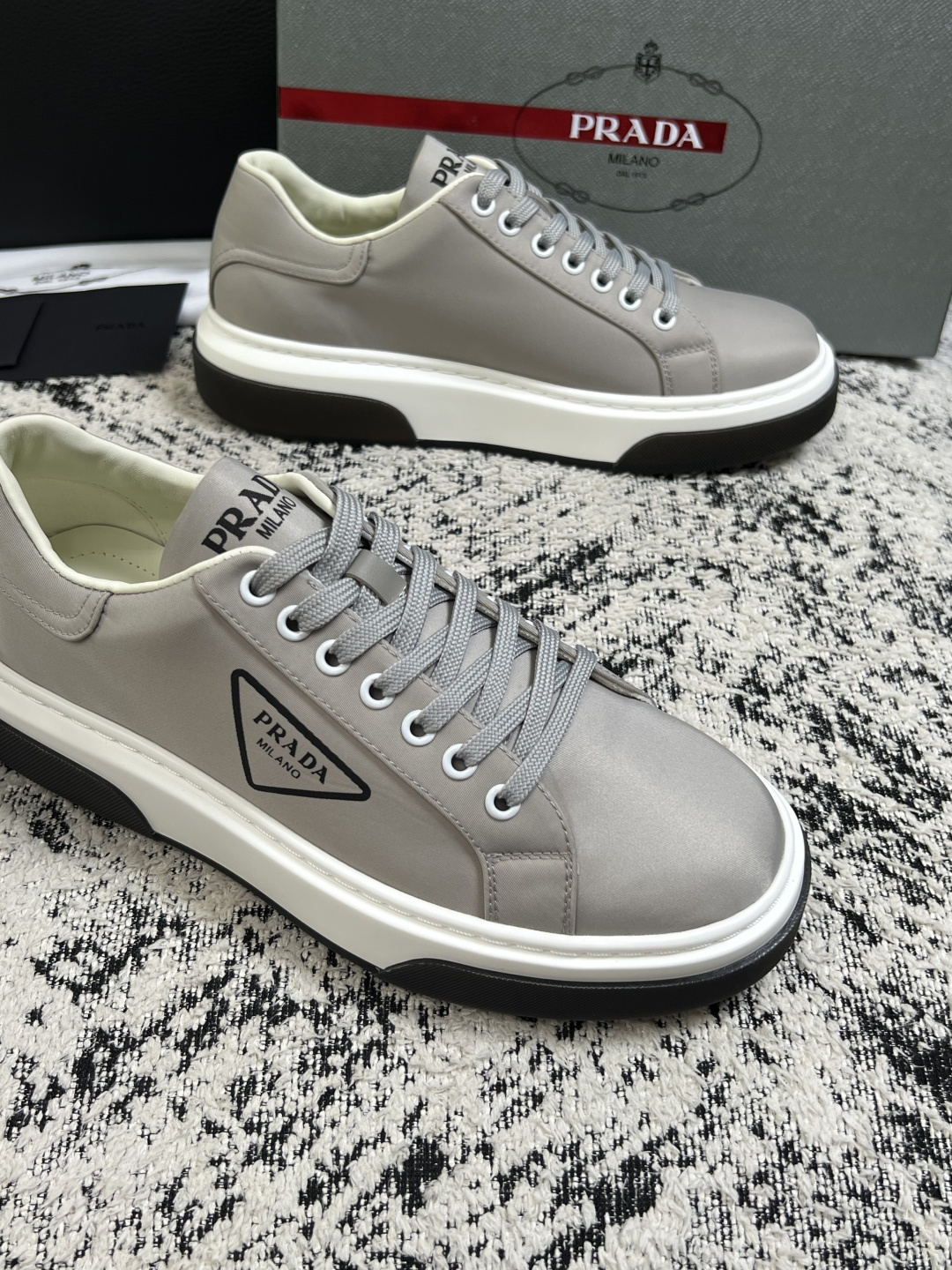 Prada  顶级工艺品，普拉达 专柜同步，原厂配置意大利进口牛皮面料，进口牛皮内里垫，透气舒适，鞋底：原厂特供原版底，
