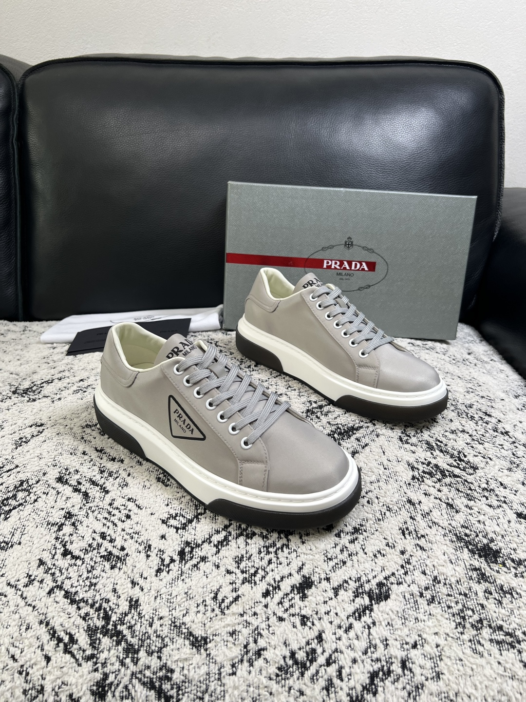 Prada  顶级工艺品，普拉达 专柜同步，原厂配置意大利进口牛皮面料，进口牛皮内里垫，透气舒适，鞋底：原厂特供原版底，