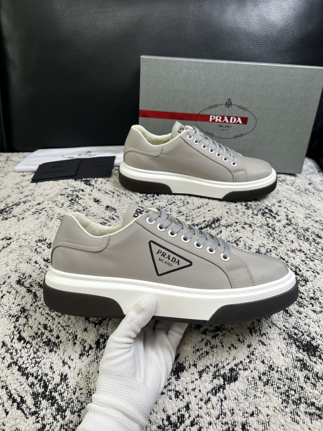 Prada  顶级工艺品，普拉达 专柜同步，原厂配置意大利进口牛皮面料，进口牛皮内里垫，透气舒适，鞋底：原厂特供原版底，