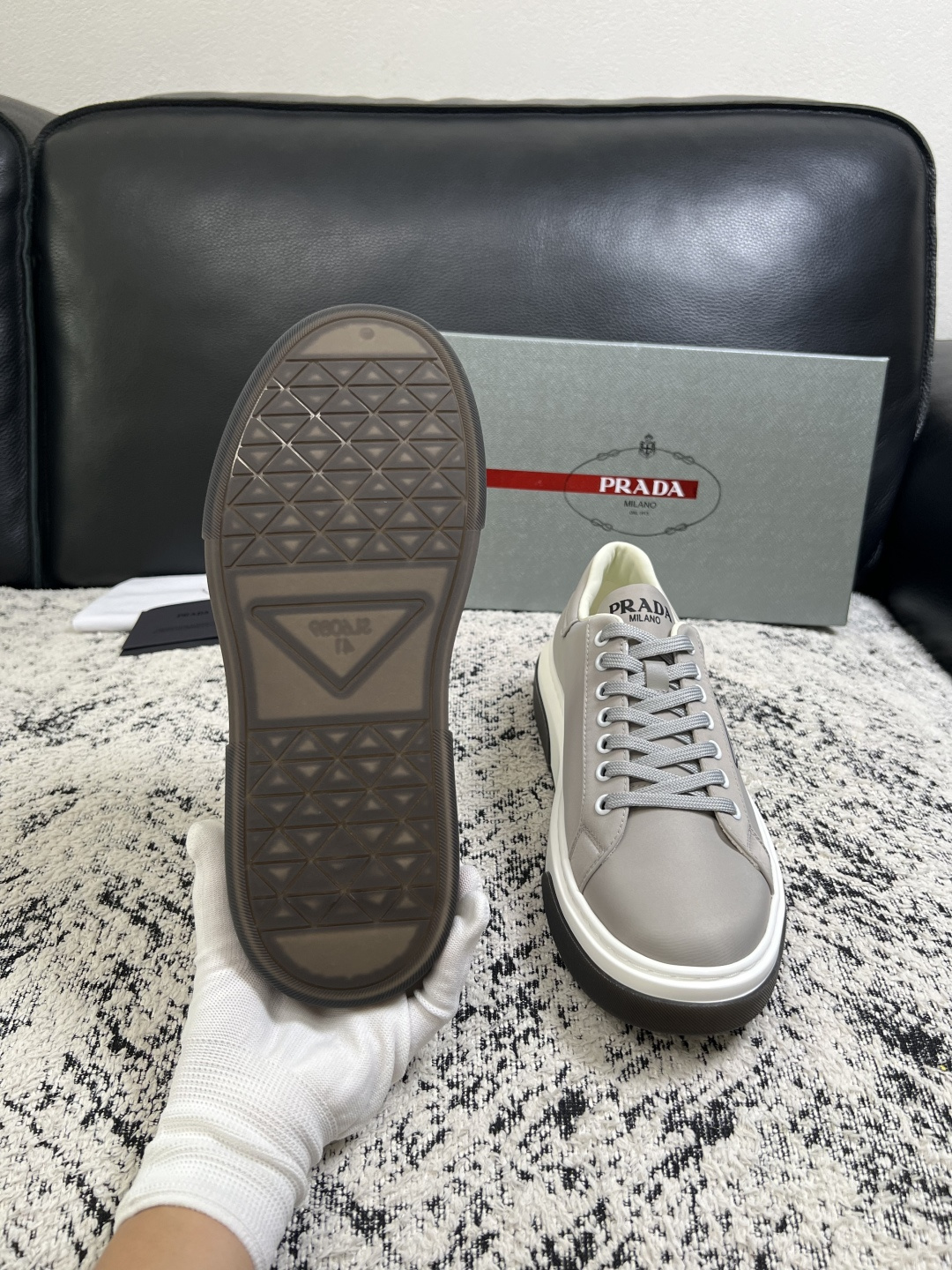 Prada  顶级工艺品，普拉达 专柜同步，原厂配置意大利进口牛皮面料，进口牛皮内里垫，透气舒适，鞋底：原厂特供原版底，
