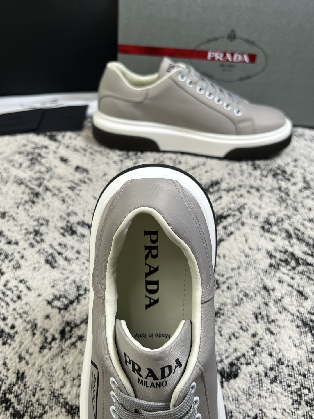 Prada  顶级工艺品，普拉达 专柜同步，原厂配置意大利进口牛皮面料，进口牛皮内里垫，透气舒适，鞋底：原厂特供原版底，