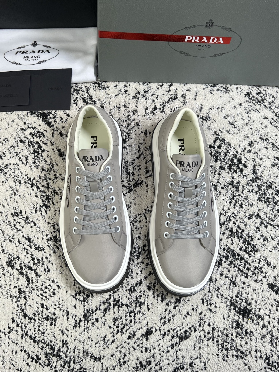 Prada  顶级工艺品，普拉达 专柜同步，原厂配置意大利进口牛皮面料，进口牛皮内里垫，透气舒适，鞋底：原厂特供原版底，