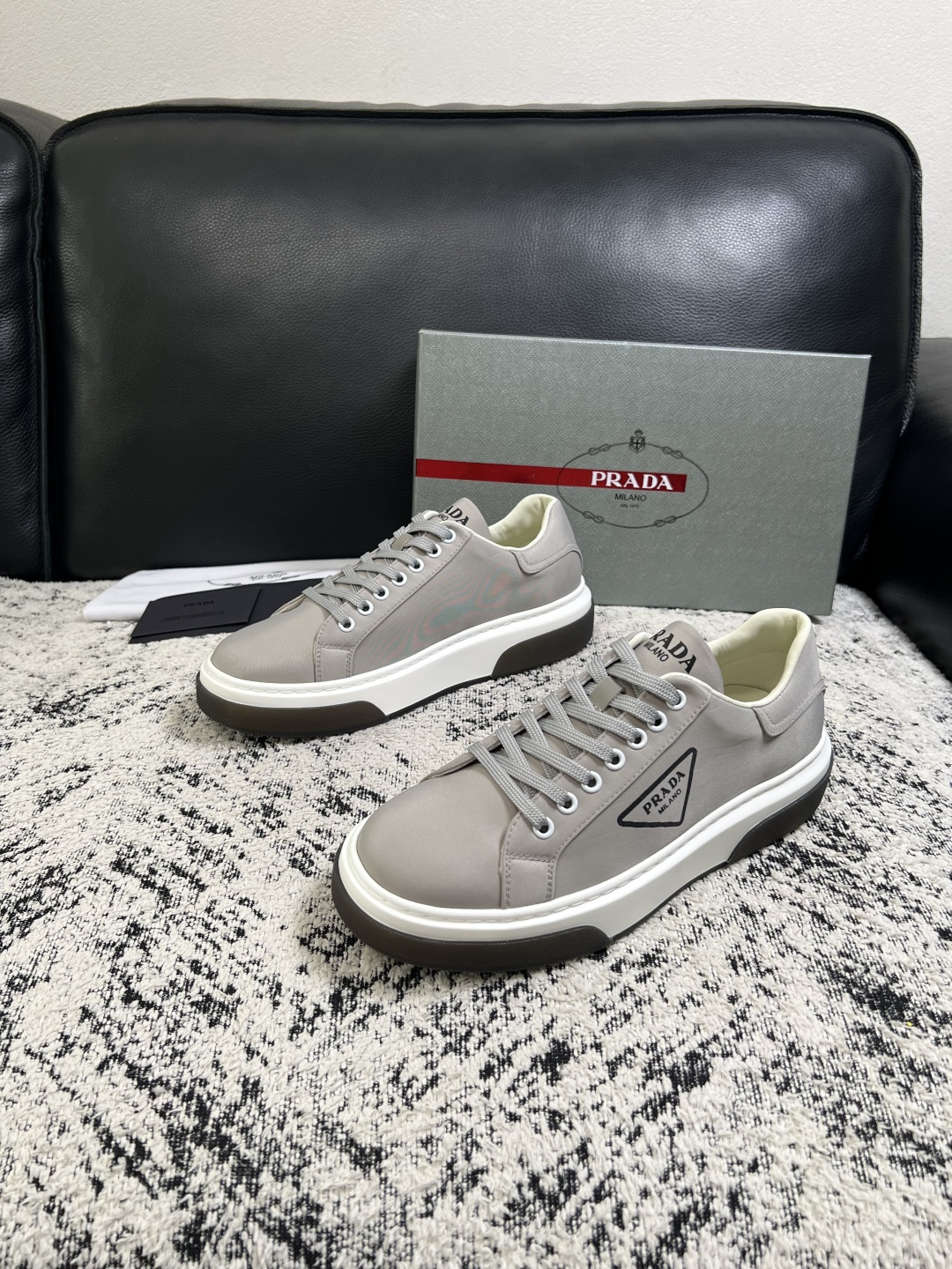Prada  顶级工艺品，普拉达 专柜同步，原厂配置意大利进口牛皮面料，进口牛皮内里垫，透气舒适，鞋底：原厂特供原版底，