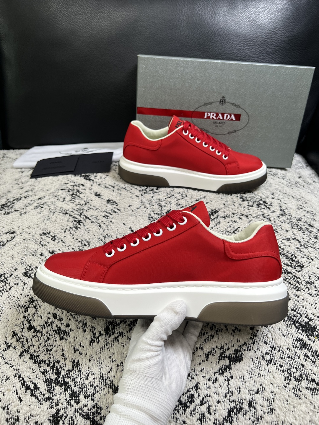 Prada  顶级工艺品，普拉达 专柜同步，原厂配置意大利进口牛皮面料，进口牛皮内里垫，透气舒适，鞋底：原厂特供原版底，