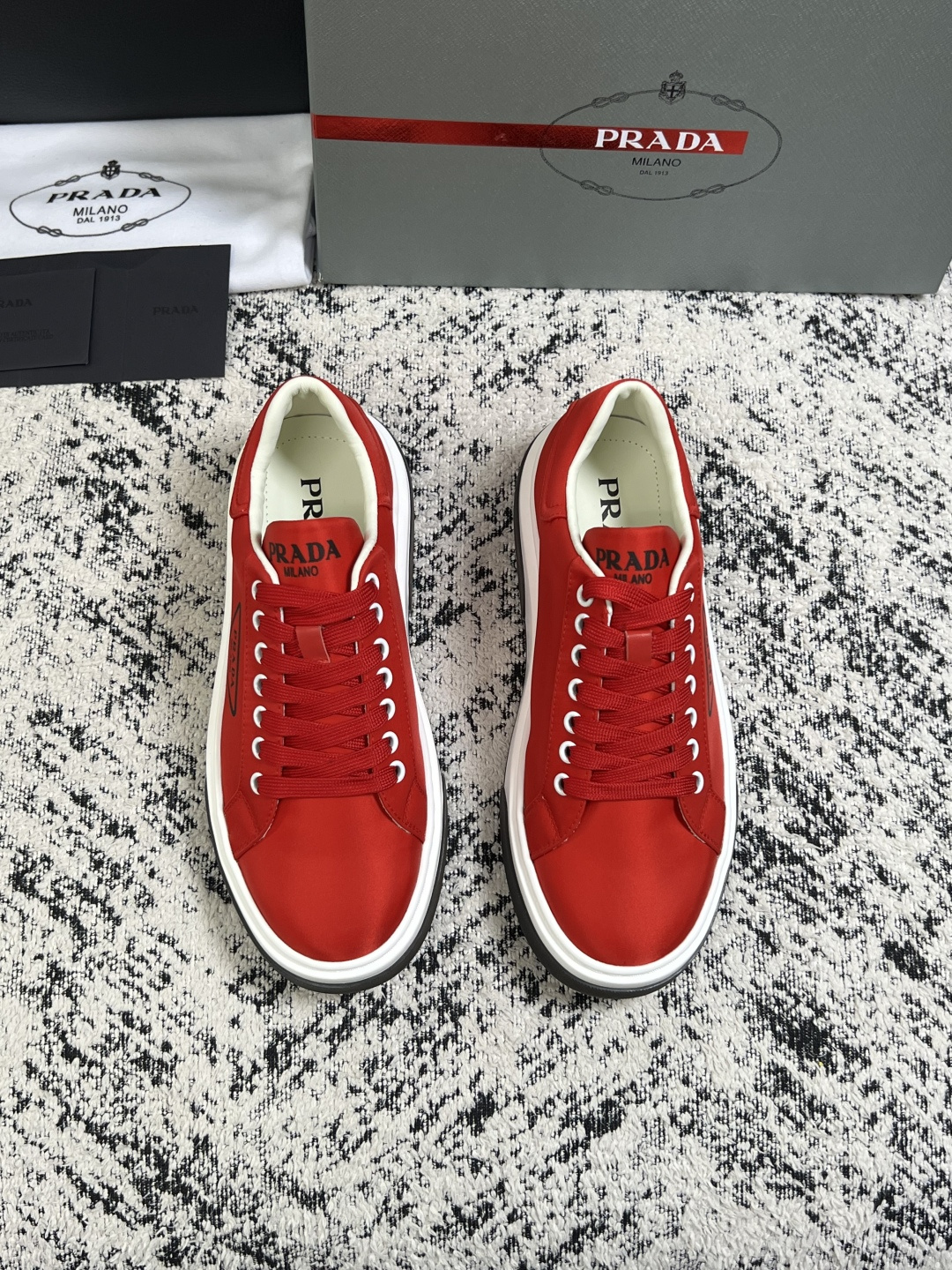 Prada  顶级工艺品，普拉达 专柜同步，原厂配置意大利进口牛皮面料，进口牛皮内里垫，透气舒适，鞋底：原厂特供原版底，