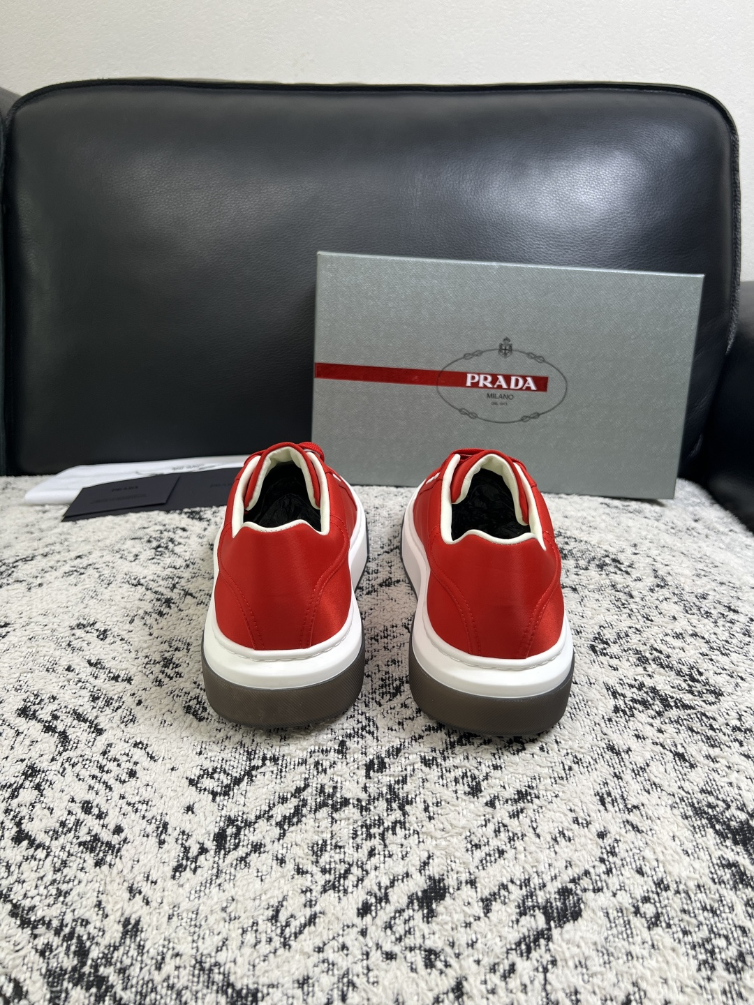 Prada  顶级工艺品，普拉达 专柜同步，原厂配置意大利进口牛皮面料，进口牛皮内里垫，透气舒适，鞋底：原厂特供原版底，