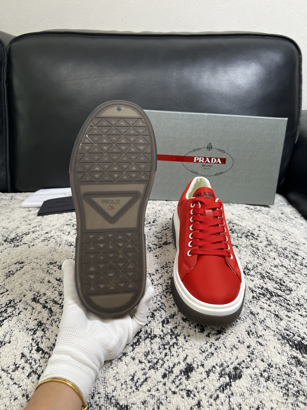 Prada  顶级工艺品，普拉达 专柜同步，原厂配置意大利进口牛皮面料，进口牛皮内里垫，透气舒适，鞋底：原厂特供原版底，