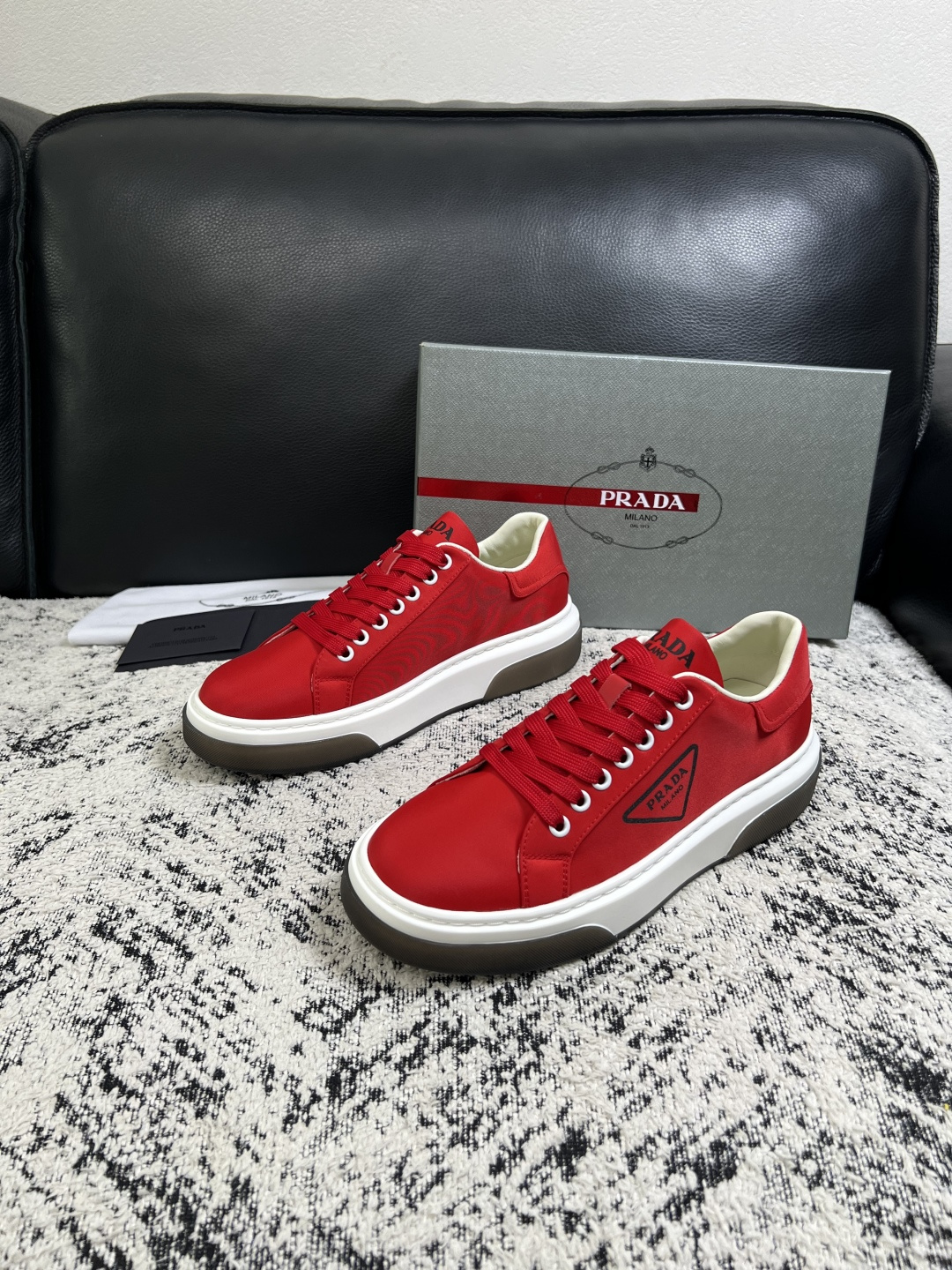 Prada  顶级工艺品，普拉达 专柜同步，原厂配置意大利进口牛皮面料，进口牛皮内里垫，透气舒适，鞋底：原厂特供原版底，